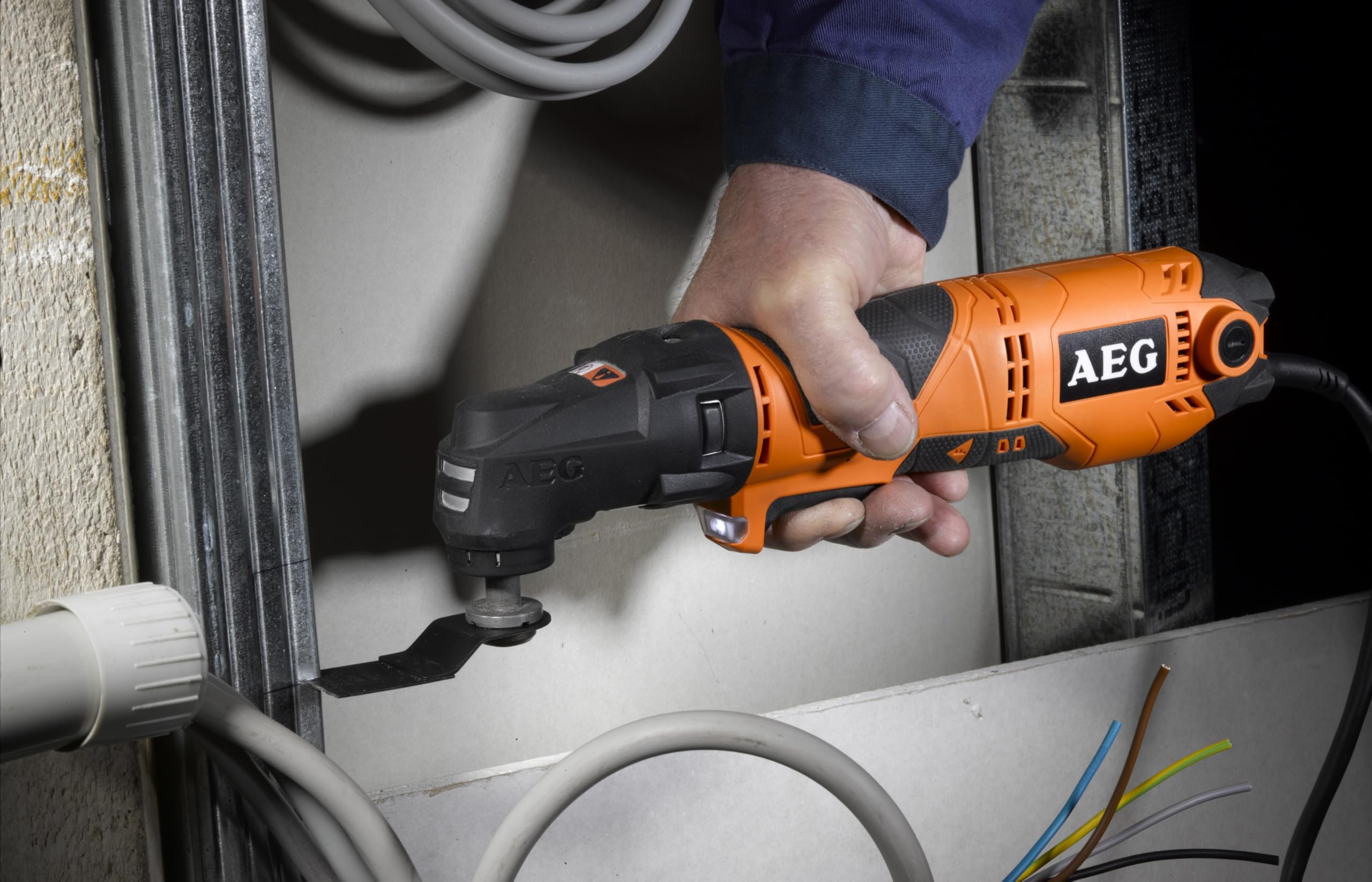 AEG - Outil Multifonction OMNI 300 – Tête Interchangeable, Moteur 300W, Accessoires multiples, Polyvalent pour Découpe, Ponçage, Déjointage – Idéal Chantier et Rénovation