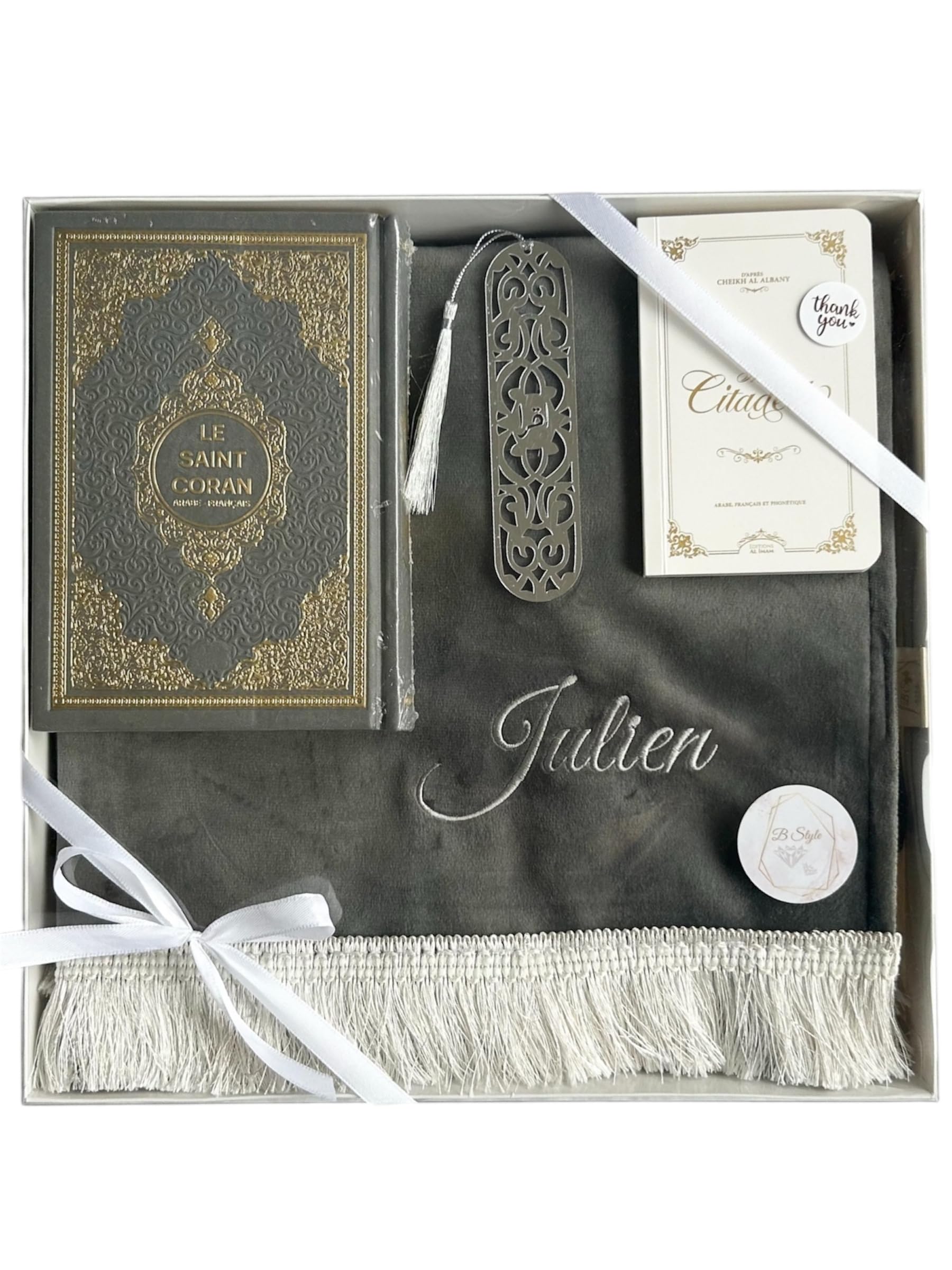 B Style Coffret Musulman Broderie personnalisée avec Tapis de prière avec Coran en Arabe et Traduction de Ses Sens en français Box Islam à Composer aid et Ramadan Sajada (Taille M)