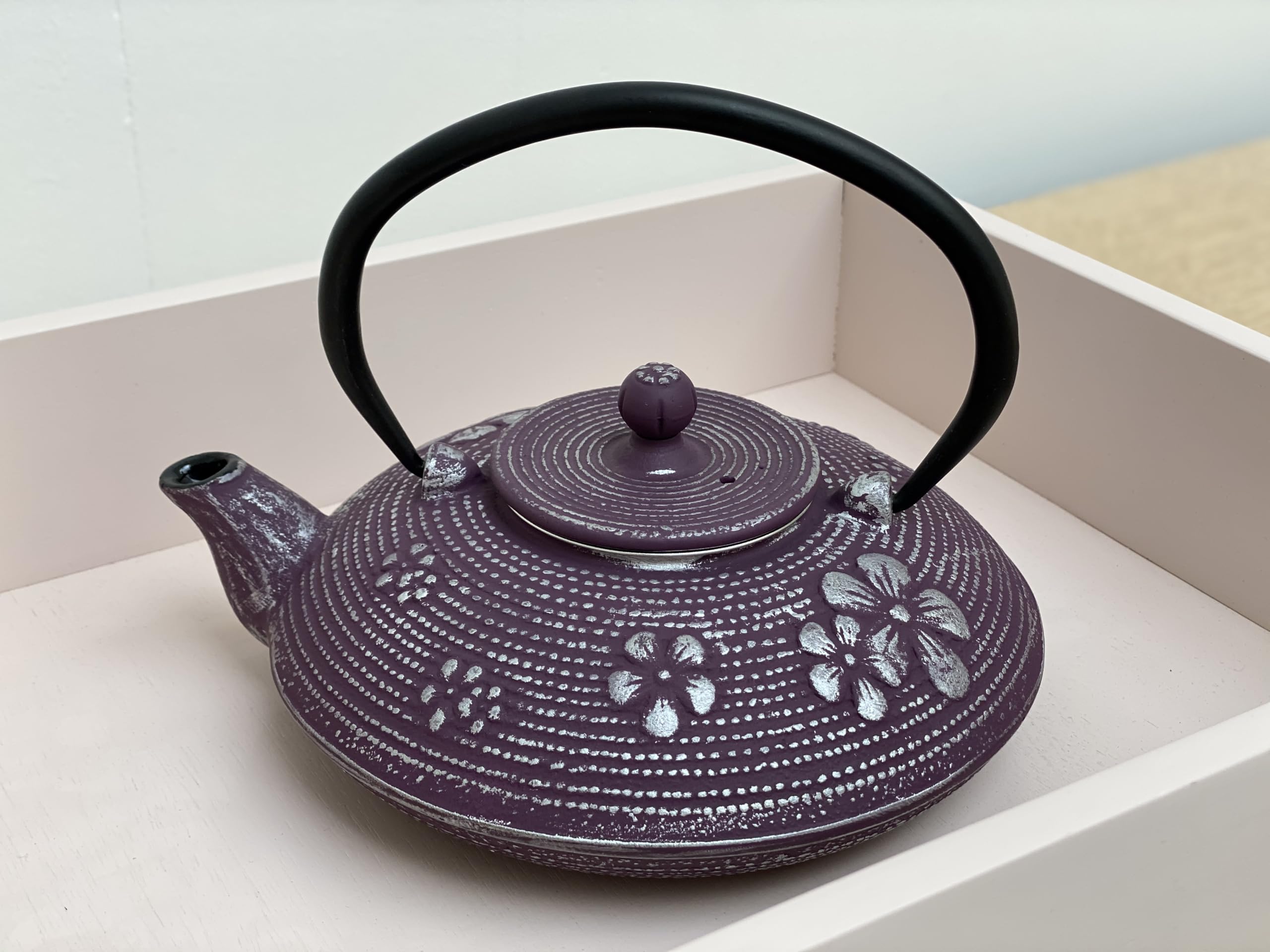 SO SKIN IDASY – Théière en fonte japonaise 900 ml, prune profonde patinée aux reflets argentés, motif pétales relief, filtre inox amovible, intérieur émaillé, design élégant, idée cadeau maison