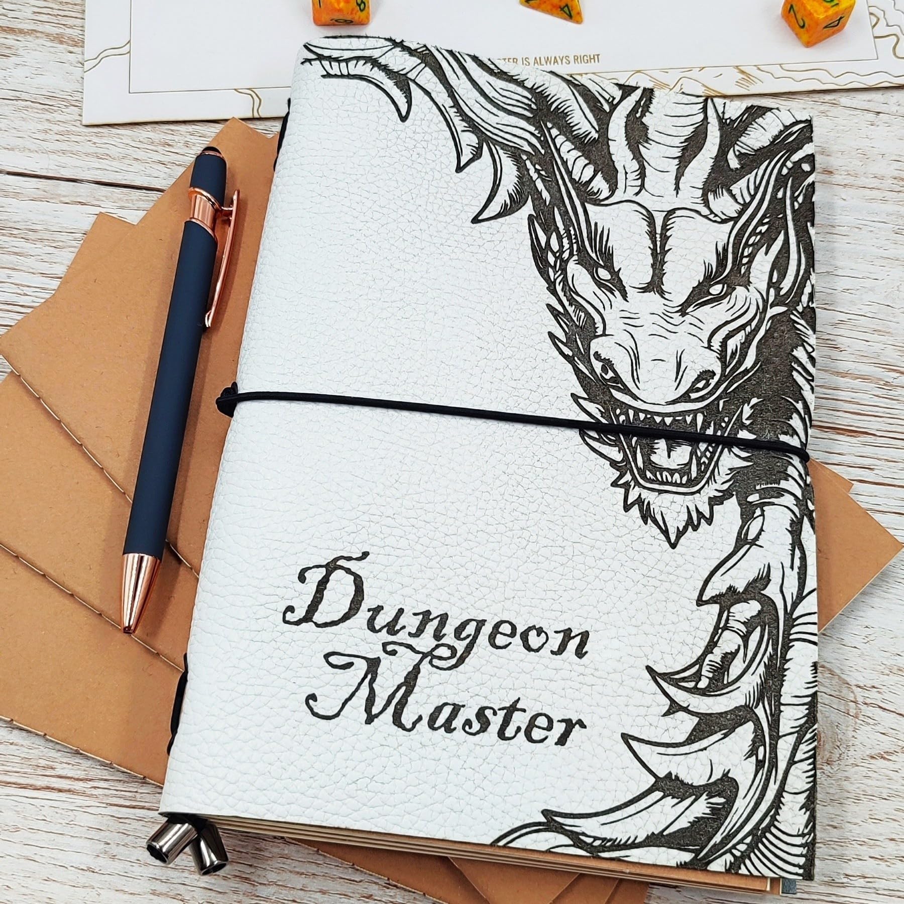Taccuino del Dungeon Master “Two Dragons” in Vera Pelle | Ed. Limitata | Personalizzazile | Ricaricabile, A5, Stile Midori + Tappetino Dadi | Diario per Campagne D&D / GDR / RPG, Idea Regalo per DM