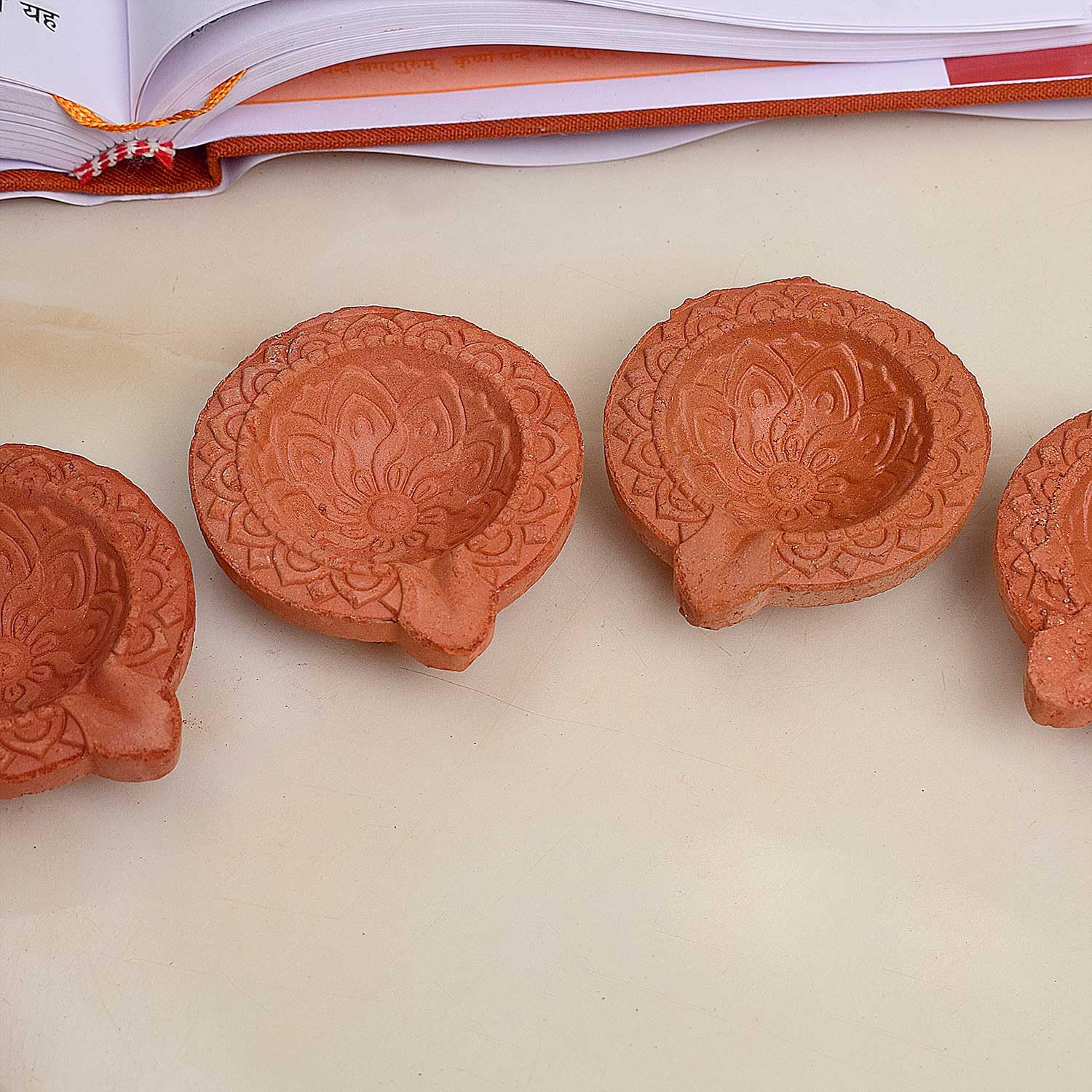 Zestaw 12 szt. Diwali prezent / dekoracje Diwali Clay Diya. Ręcznie wykonana naturalna lampa z oleju glinianego/'Welcome Traditional Diyas' z bawełną odprowadza Batti. Lampa Diwali Earthen Lampa. Lampa olejowa 12 szt. Zestaw prezentów Diwali / Dekoracje D