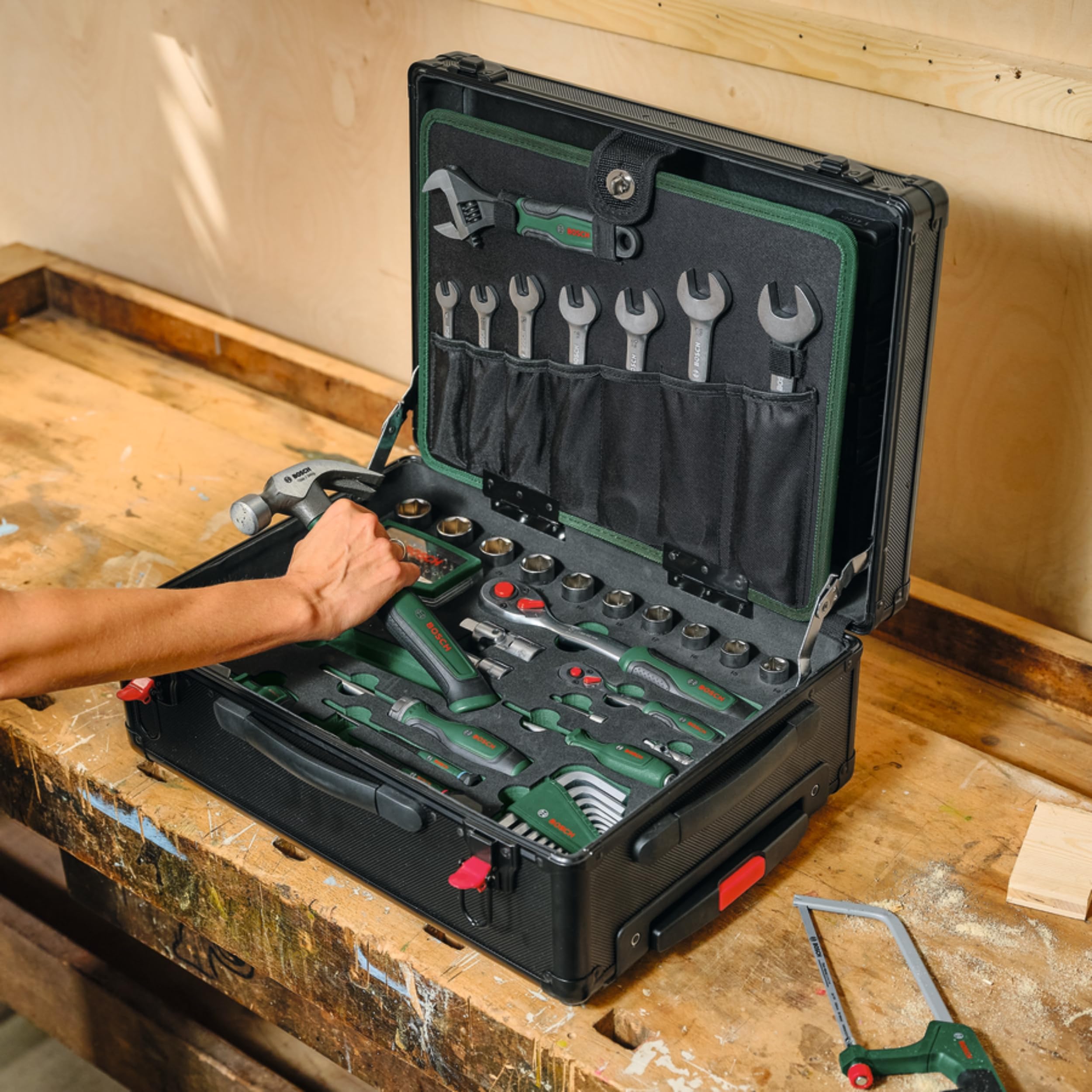 Bosch Mallette à outils roulante 119 pièces (accessoires à main)