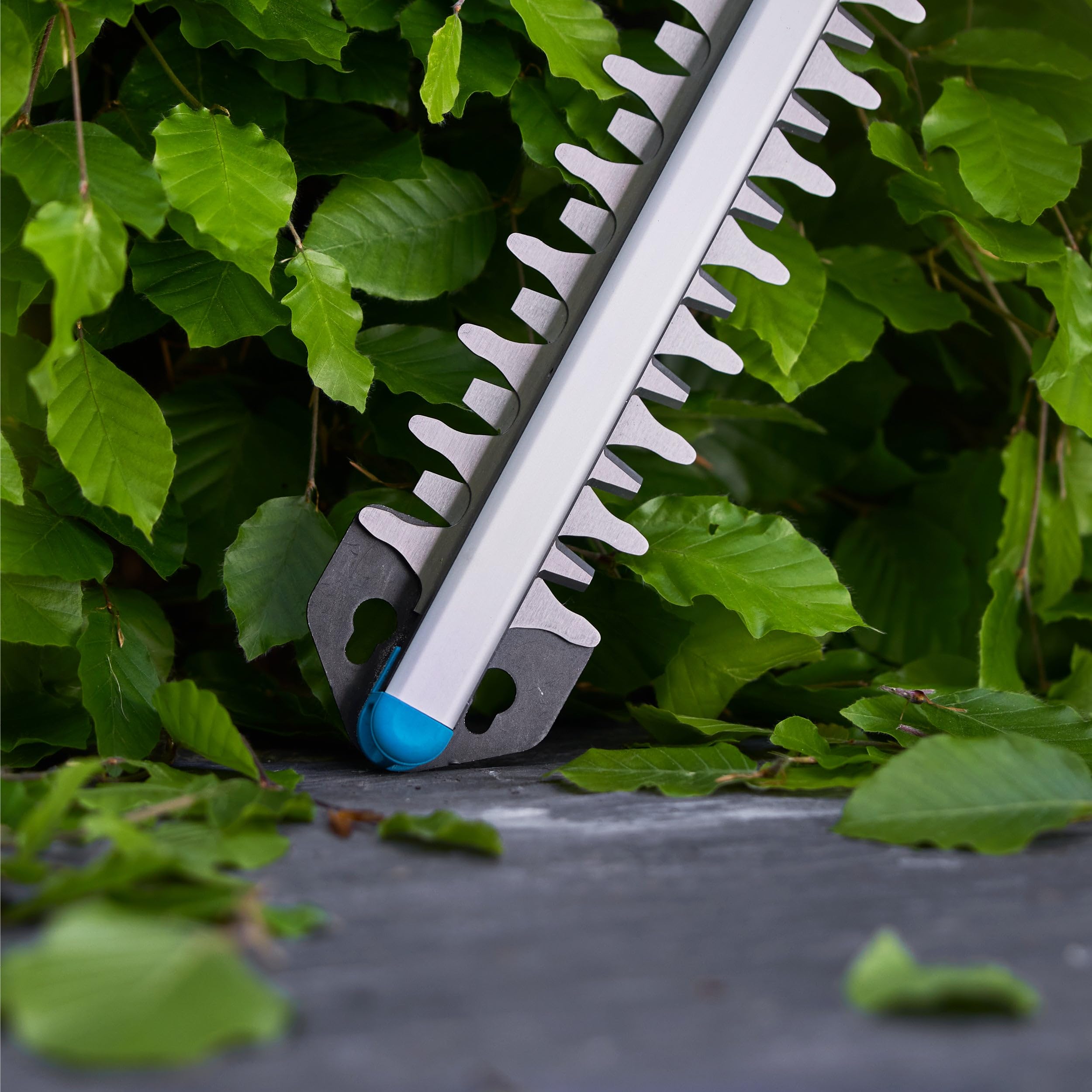 Gardena Akumulatorowe nożyce do żywopłotu EasyCut 55/18V P4A – zestaw z akumulatorem: Przeciwbieżne noże, Osłona końcówki noży, Ergonomia, Łatwe przechowywanie, Brak przewodu (14735-20)
