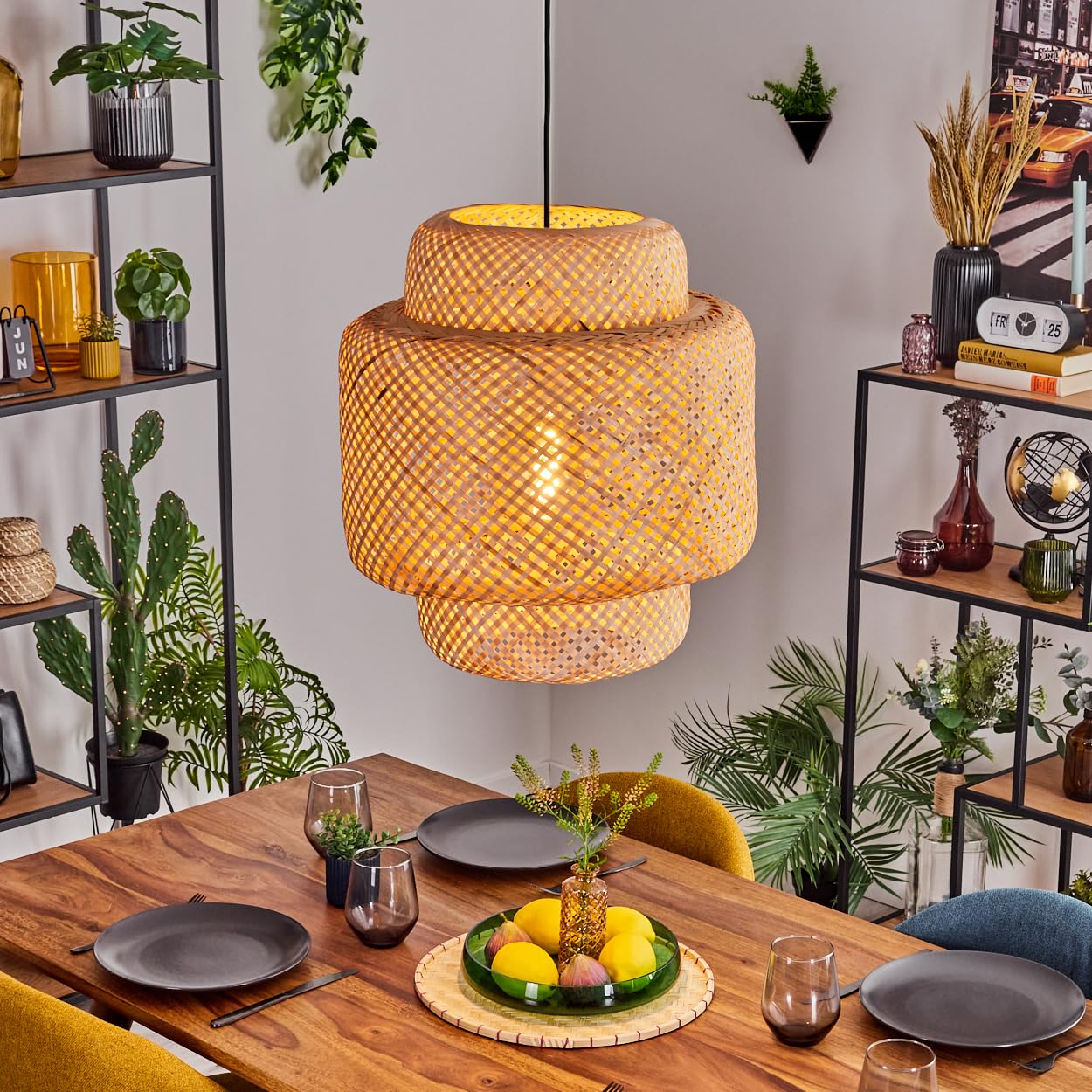 Lámpara de techo Vireda HOFSTEIN, moderna de metal/bambú en blanco/natural, diseño boho, pantalla con efecto de rejilla (Ø 45 cm), altura ajustable máx. 146 cm, E27, salón, comedor, cocina, pasillo