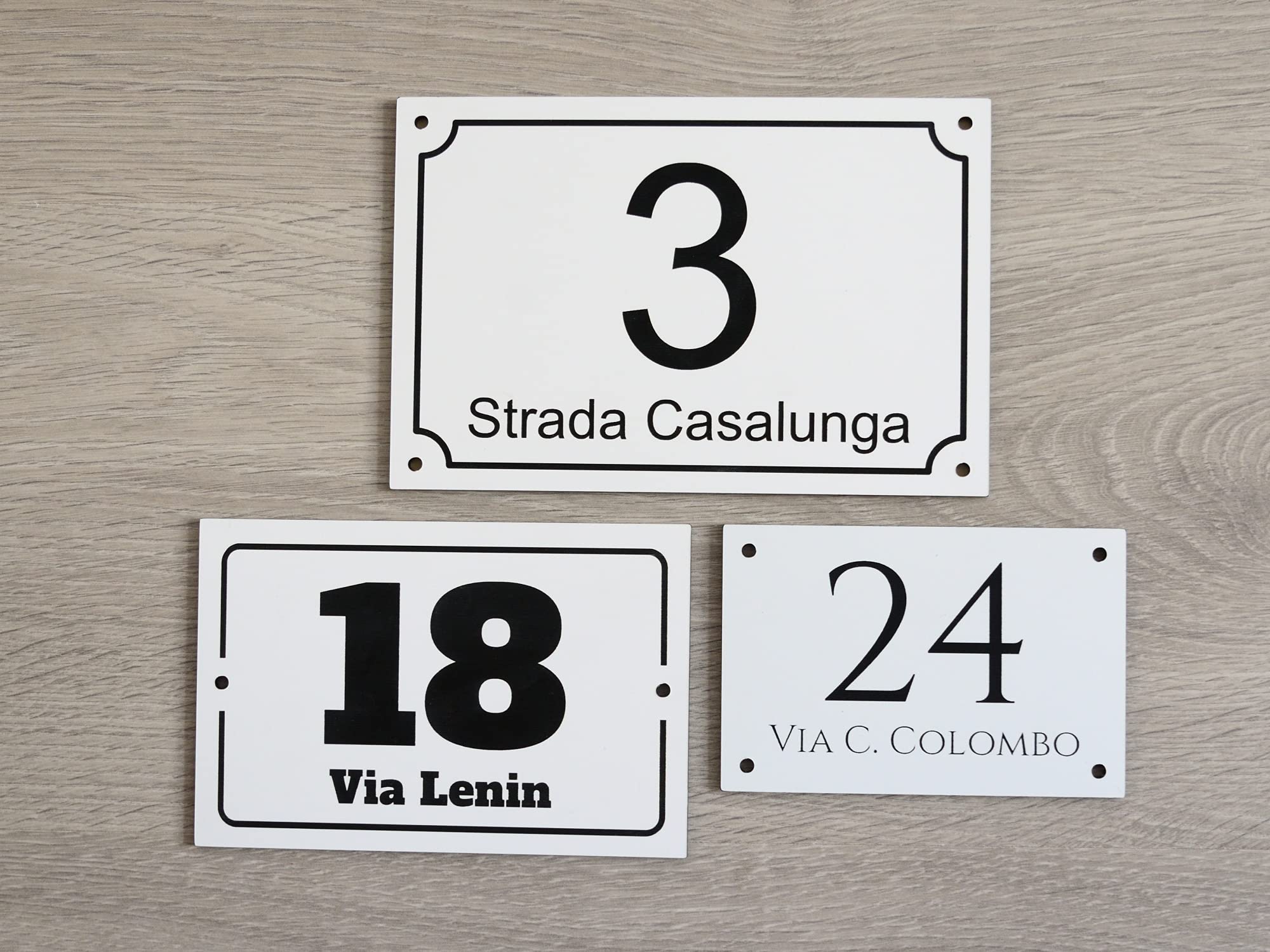 Numero civico in laminato plastico spessore 3.2 mm - Targa per esterno con incisione personalizzata - Formato rettangolare in 3 misure a scelta (Testo Nero - Sfondo Bianco)