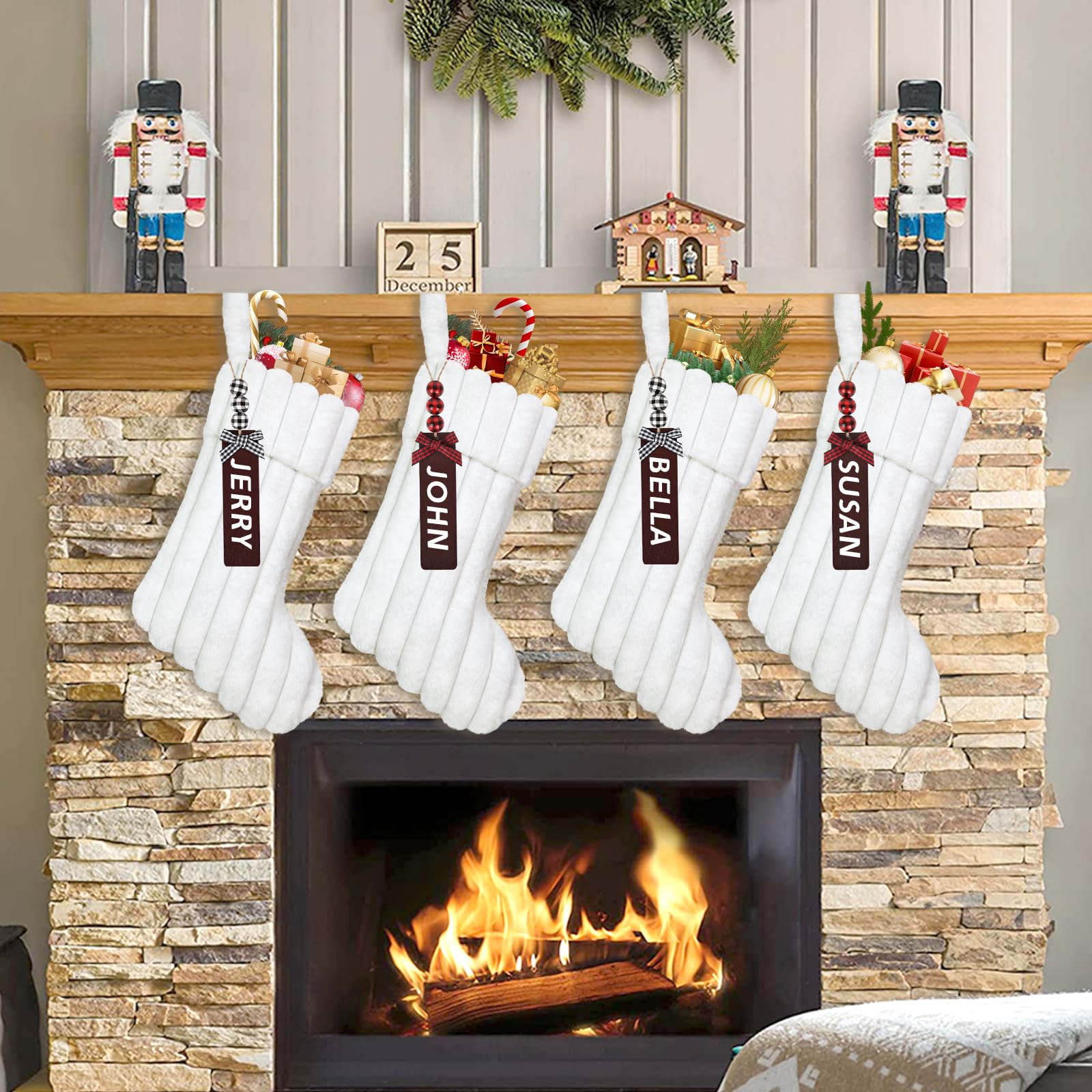 LOMOHOO Lot de 4 chaussettes de Noël en fausse fourrure rayée - 45,7 cm - Grand sac cadeau de Noël à suspendre pour sapin de Noël, cheminée, décoration de fête de famille (blanc)