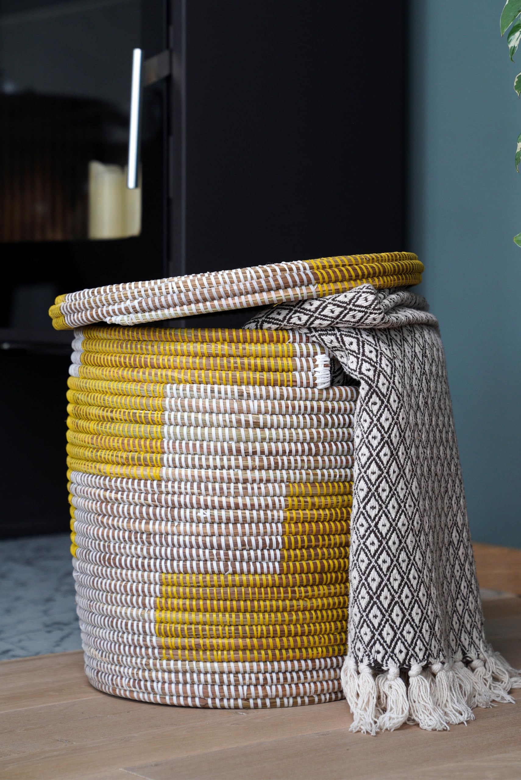 Cesto Bucato Intrecciato 50L Con Coperchio - Design Africano Yendi, Erba Savana E Plastica Riciclata