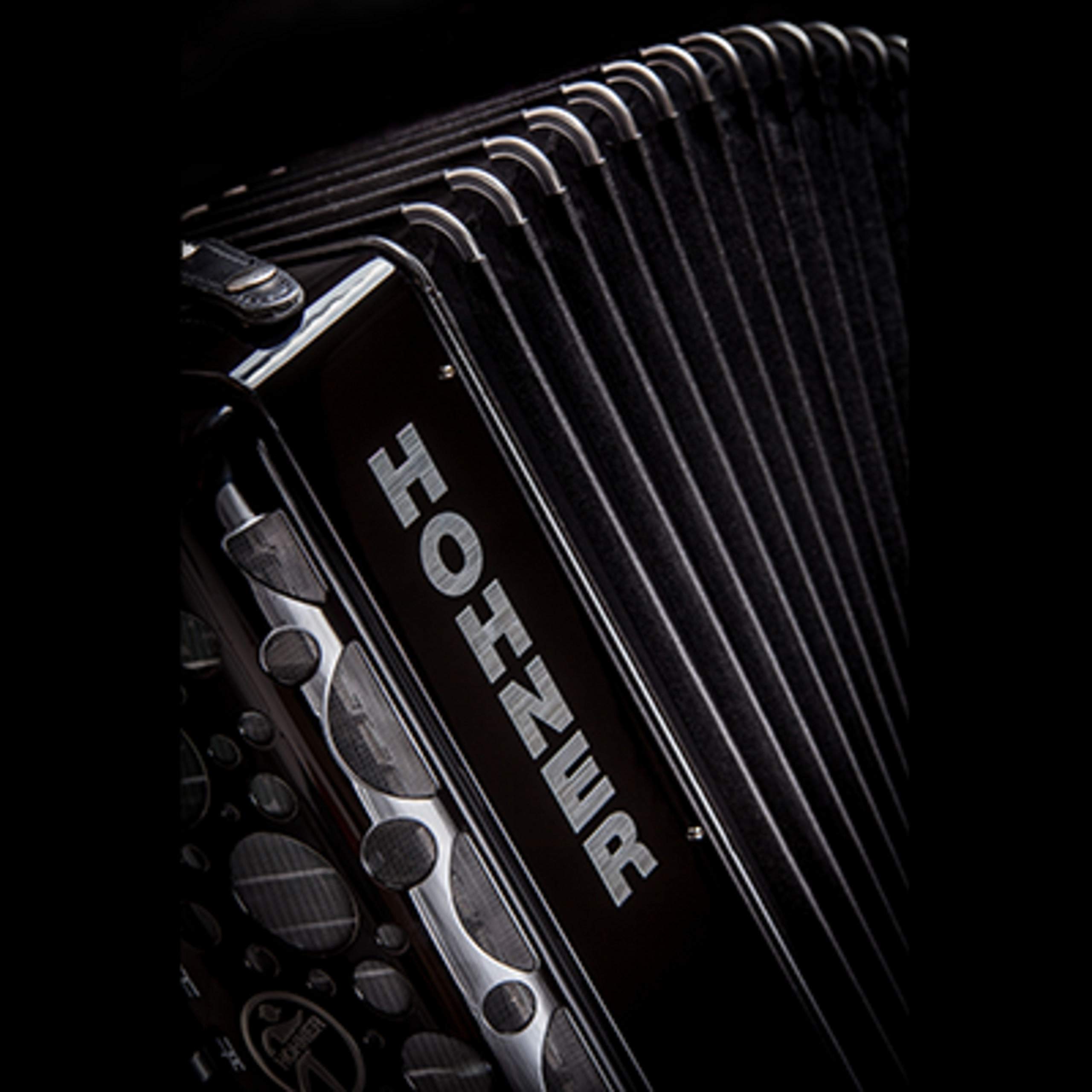 Hohner Amica III 72 Akordeon - 72 standardowe basy, 3 rejestry basowe, 4 chóry basowe, 3 chóry, 34 klawisze fortepianowe, 5 barw dźwięku, 5 rejestrów, czarny, z paskiem i torbą