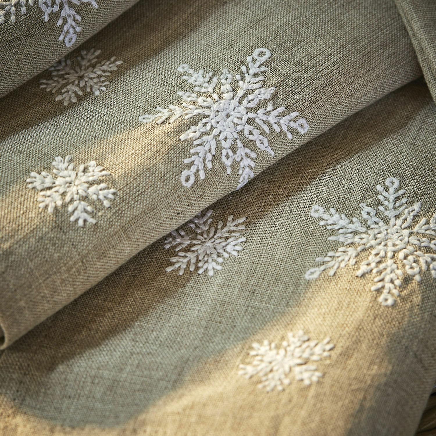 LOBERON Serviette 4er Set Ruspi, leinen | Schneeflocken-Stickerei - Festliche Tischdekoration - Strapazierfähig - Leinenserviette - Weihnachtsdeko - Weihnachtlich