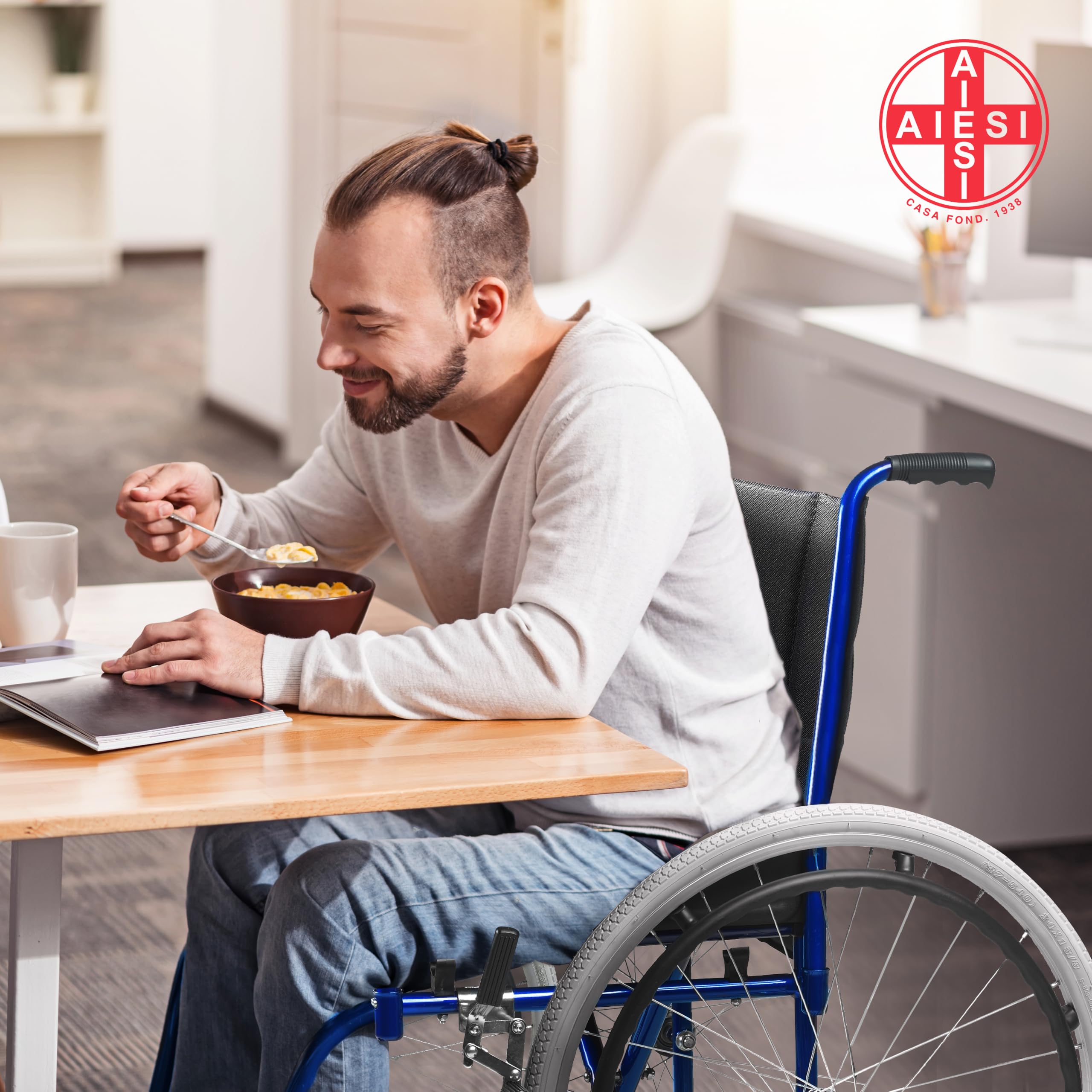 AIESI® Silla de Ruedas plegable ligera con autopropulsión para discapacitados y ancianos AGILA EVOLUTION, Reposabrazos y reposapiés extraíbles, Cinturón de seguridad, Bomba de aire, Garantía 24 meses