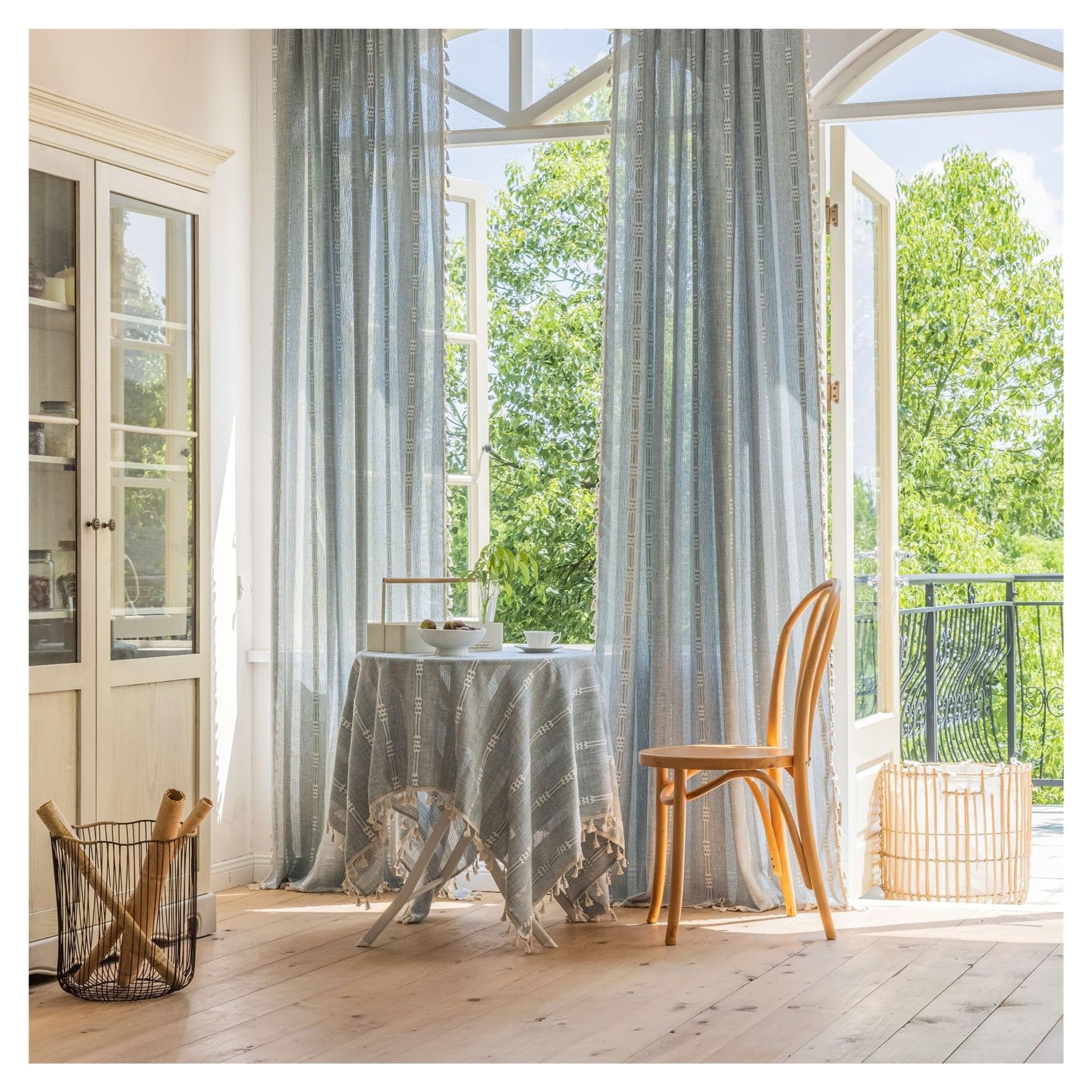 Rideaux brodés à rayures gris pour sublimer l'ambiance de votre chambre