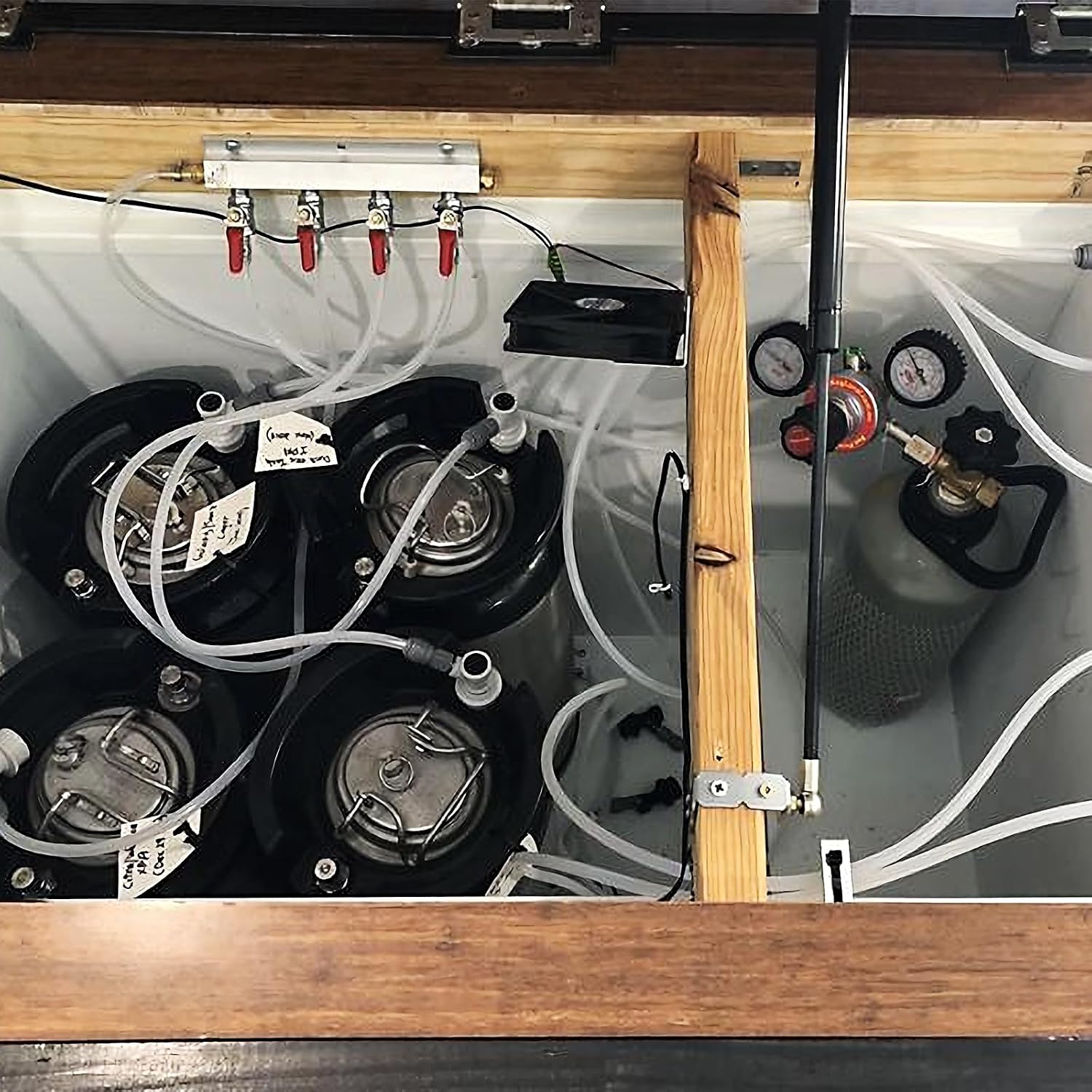 MRbrew Gas Manifold with 5/16'' Swivel Nut Barb, CO2 Gas Distributor for Homebrew Beer Kegerator Splitter, 4-Way Air Distributor with Integrated Check Valves & Hose Clamps