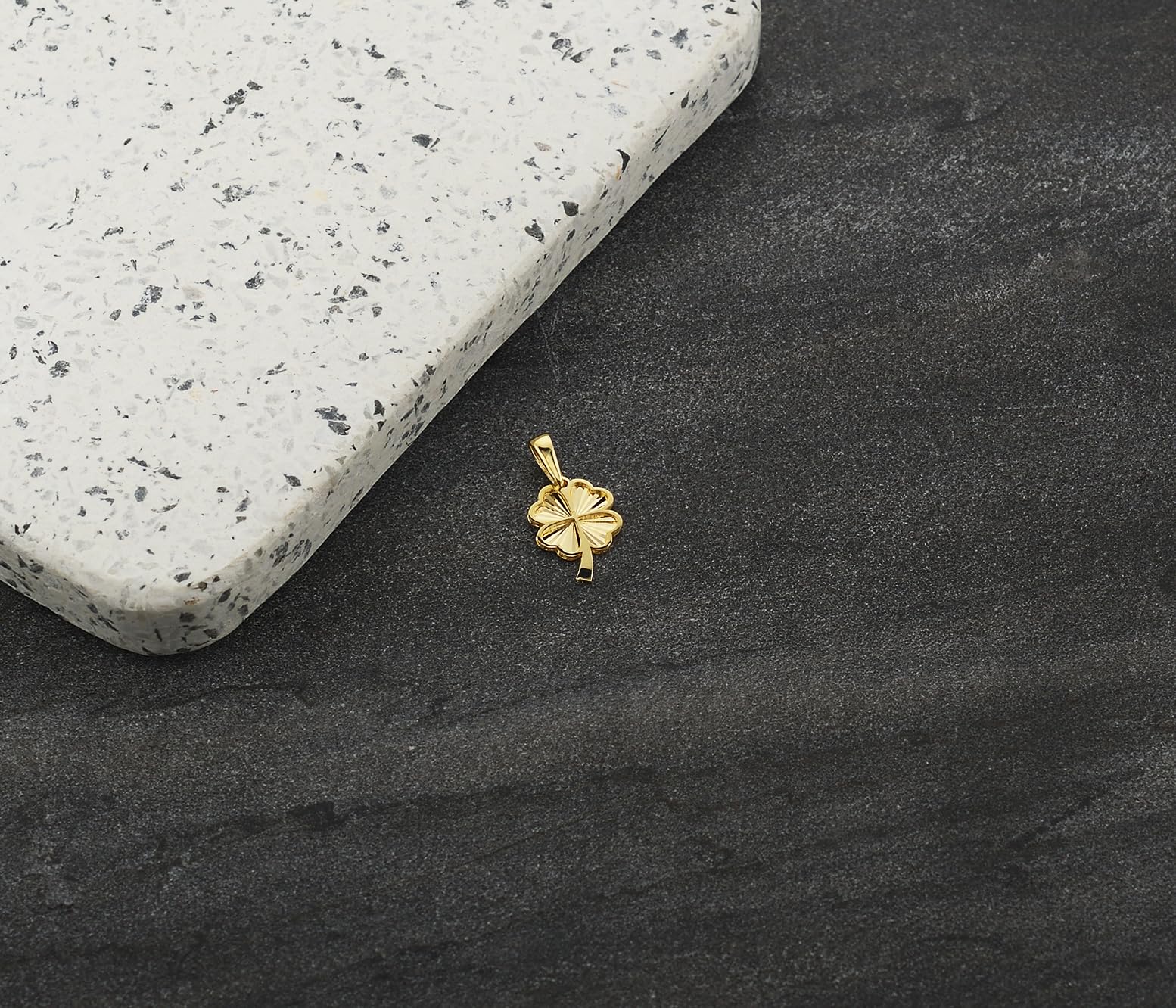 LAMUR Gold Anhänger 585 Damen – Eleganter 14K Echtgold Schmuck Anhänger für Halskette – Zeitloser Goldschmuck Geschenk für Frauen