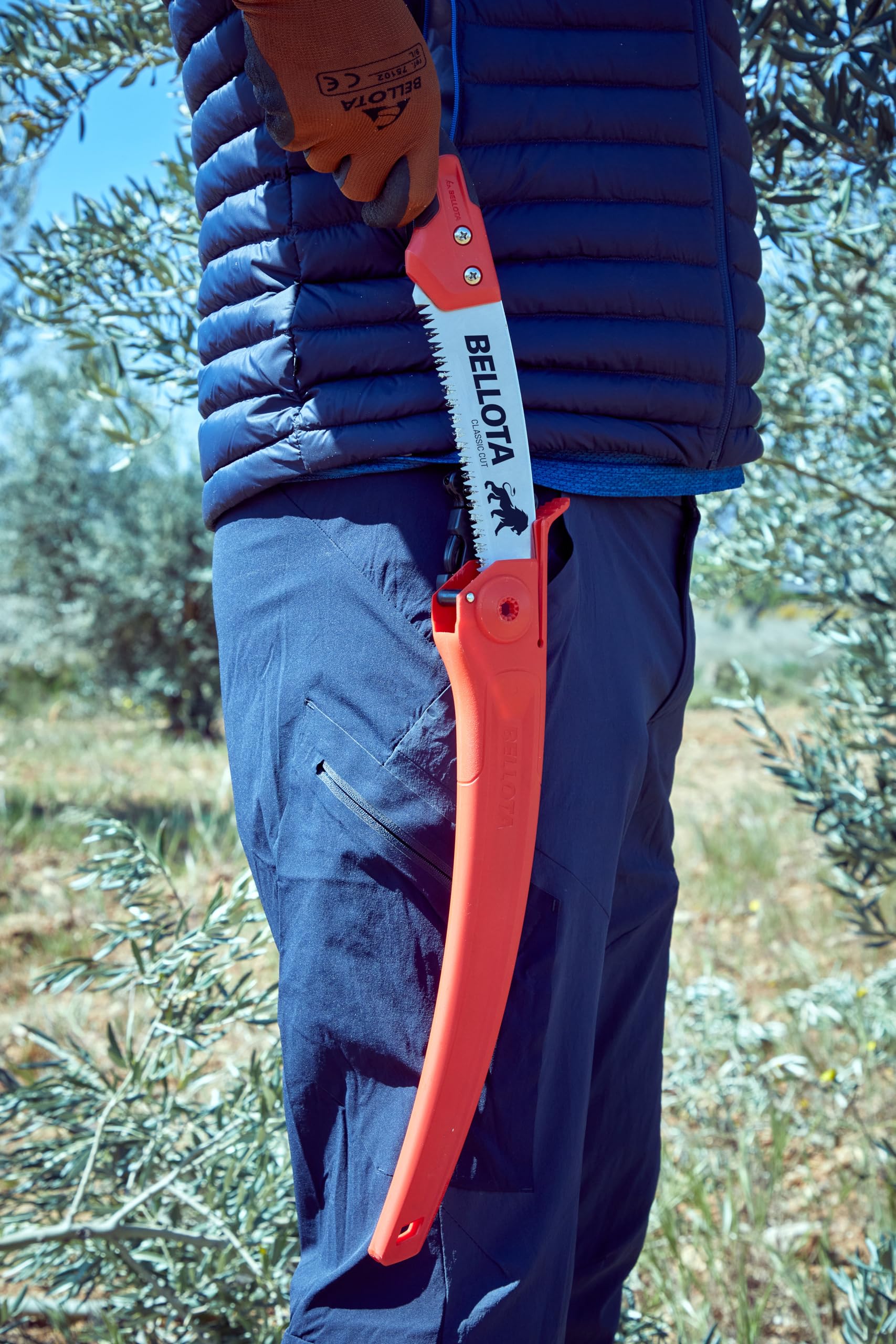 Bellota 450BIMR13, Serrucho de poda León con hoja curva de 13", dentado japonés y mango de bimaterial recto. Incluye funda