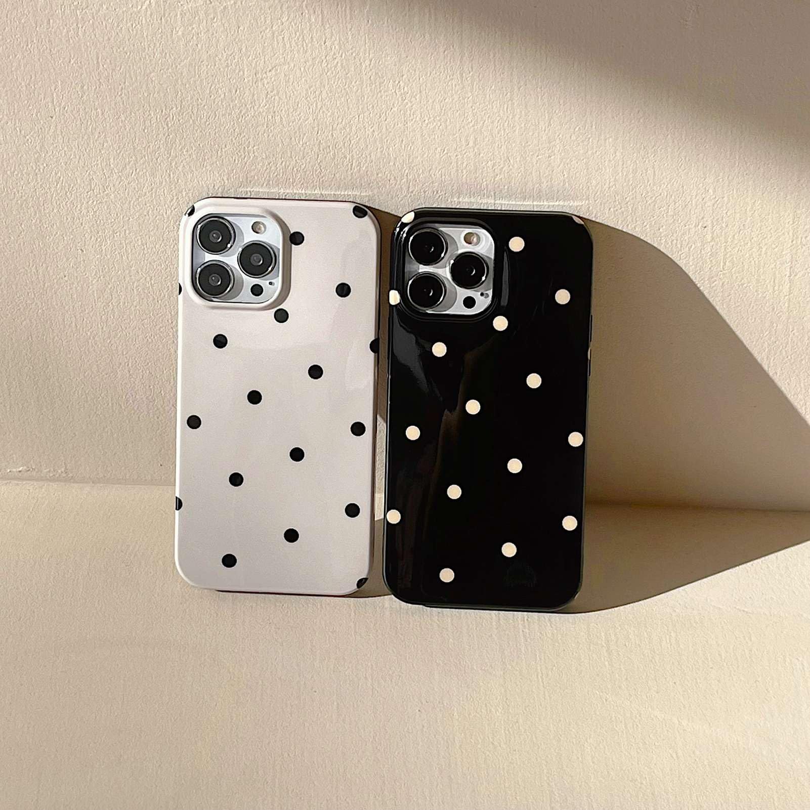 urban Polka Dots スマホケース iPhone13 The Puffer Case® - Polka Dots | Urban Sophistication