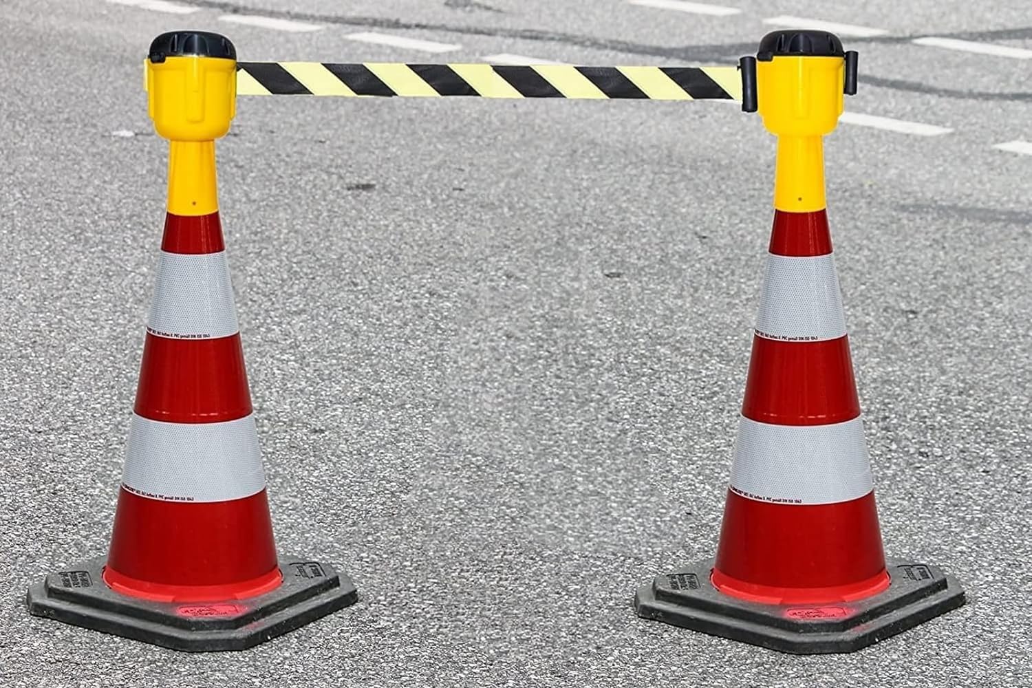 Barrera retráctil de Cinta roja y Amarilla con remate de Cono para Control de tráfico y peatones (10 m/32,8 pies)