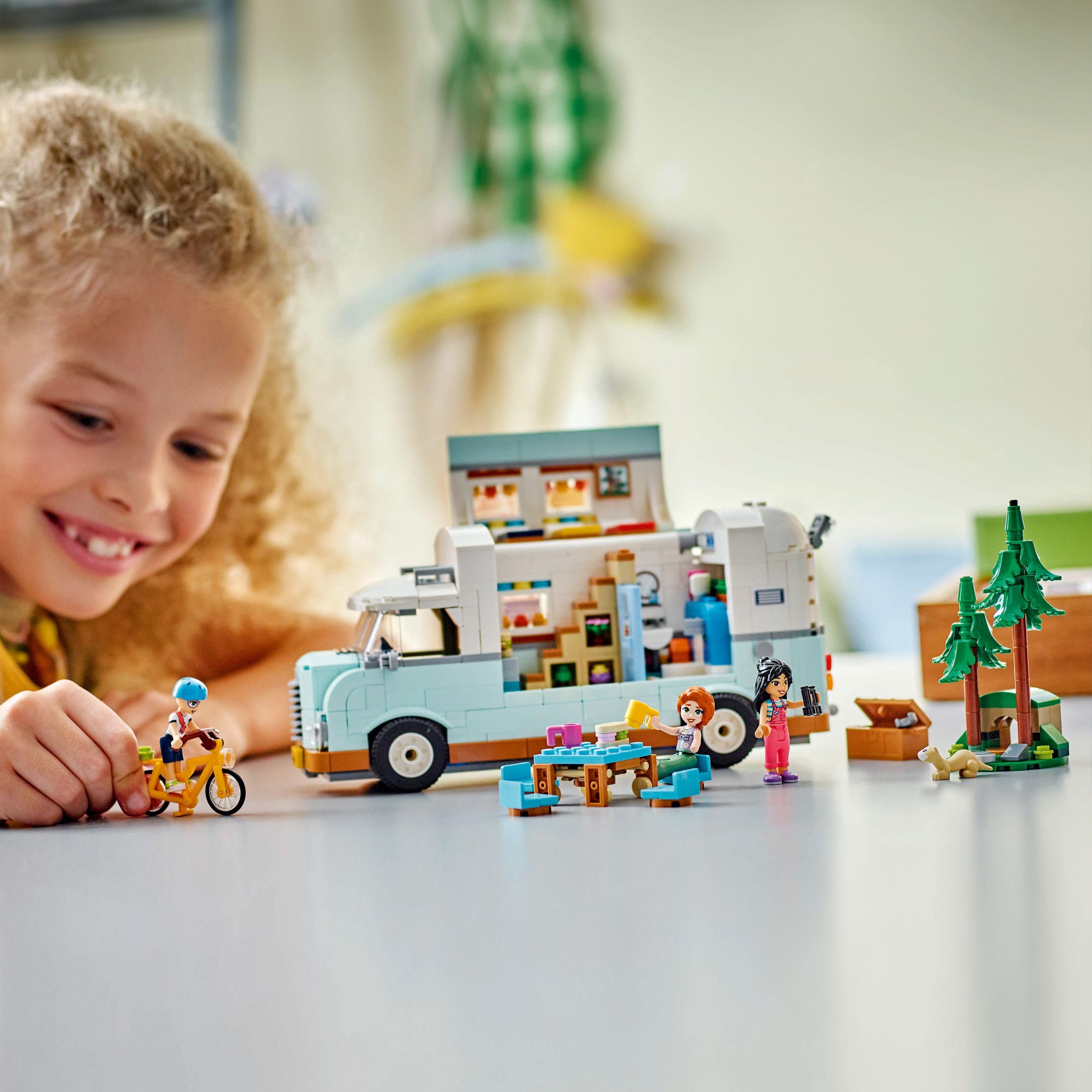 LEGO Friends Aventura en la Caravana de la Amistad, Autocaravana de Juguete con 3 Mini Muñecos, Figura de Hurón, Regalo para Niñas de 7 Años o Más, Furgoneta Camper, Prismáticos y Más Accesorios 42663
