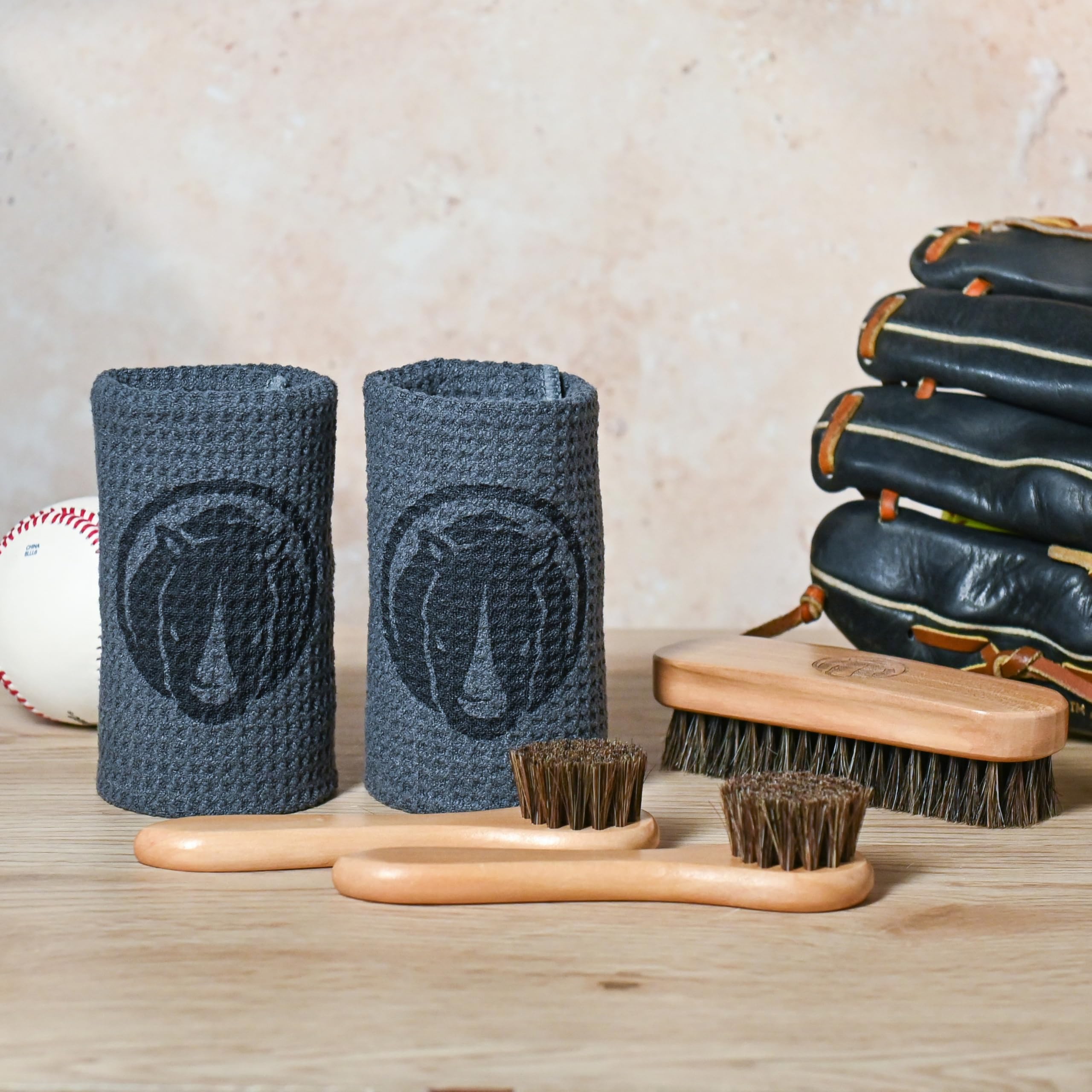 Rhino Wax - Kit de cepillo y aplicador de guantes de béisbol (paquete de 5) - 1 cepillo grande de crin de caballo para fregar básico - 2 cepillos Dauber para aplicación de aceite y acondicionador - 2