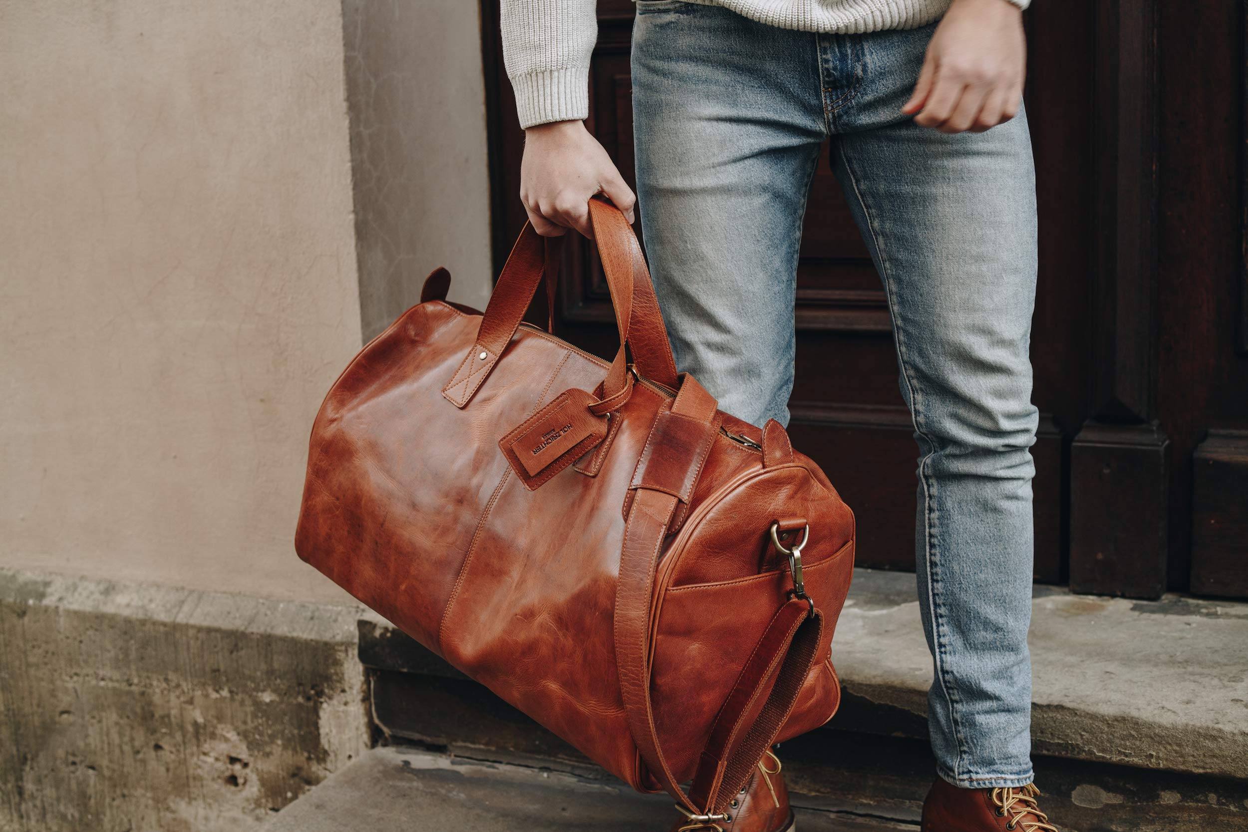 HOLZRICHTER Berlin - Weekender aus Leder für Herren (No 14-1), Reisetsasche 30x58x28 cm, Handgefertigte Echtleder Umhängetasche mit Schultergurt, Cognac-Braun