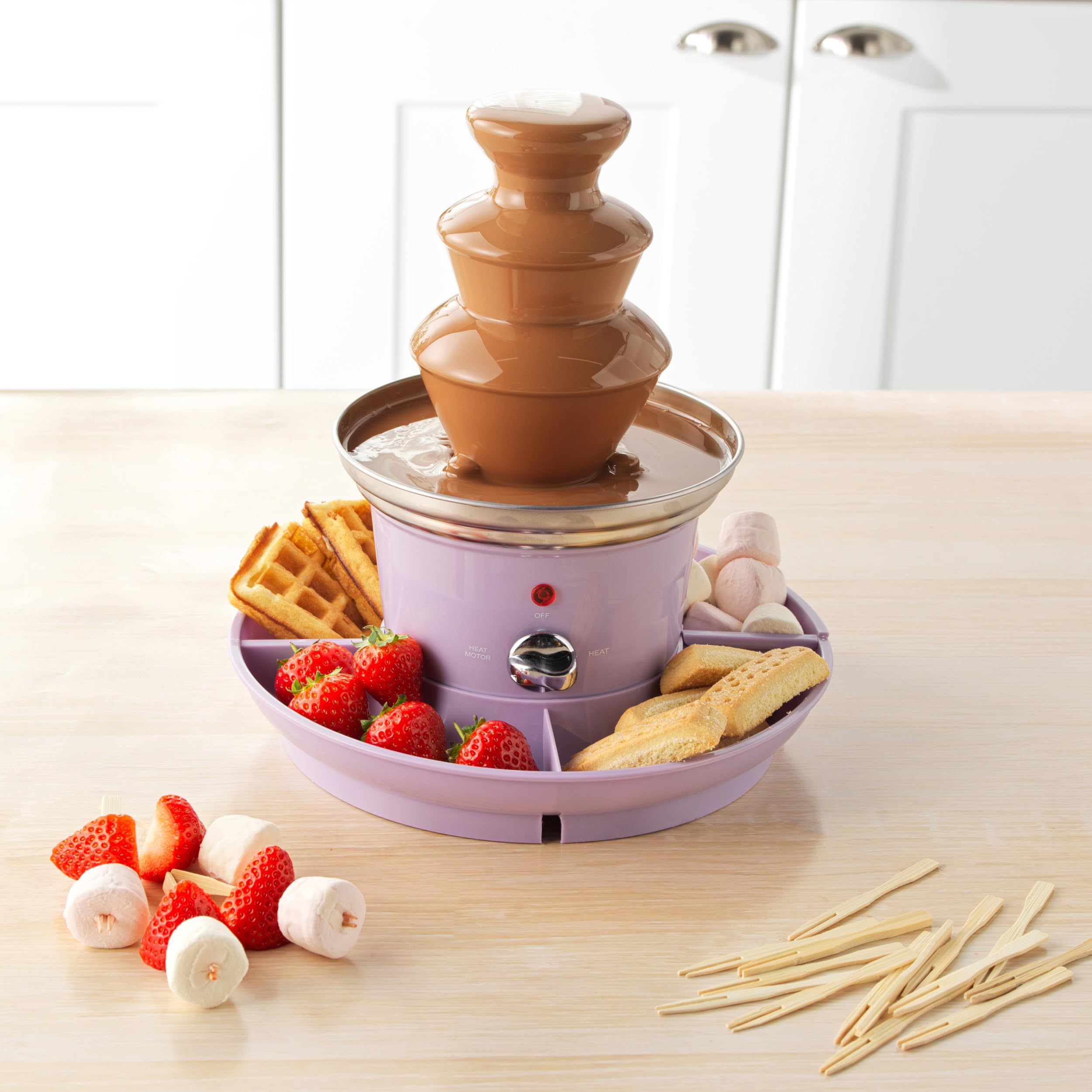 Petra PT3428PPVDEEU7 Schokoladenbrunnen 3 Etagen - Kaskadendesign, einfache Reinigung, Dip & Share Schokofontäne, umfasst 2 Obst/Snacks Tabletts & 100 Bambusspieße, Schokoladenfondue, 70–90 W, violett