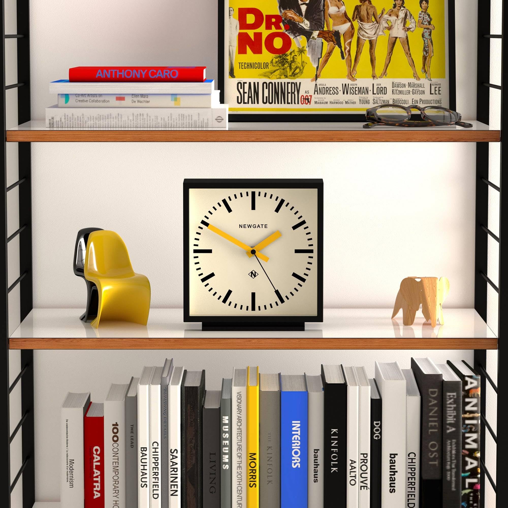 NEWGATE® Amp Reloj de Escritorio | Diseño Cuadrado del Reloj de estación | Caja Negra con Manos Amarillas | Estilo Moderno para Escritorio, encimera, repisa, estantería o mesilla