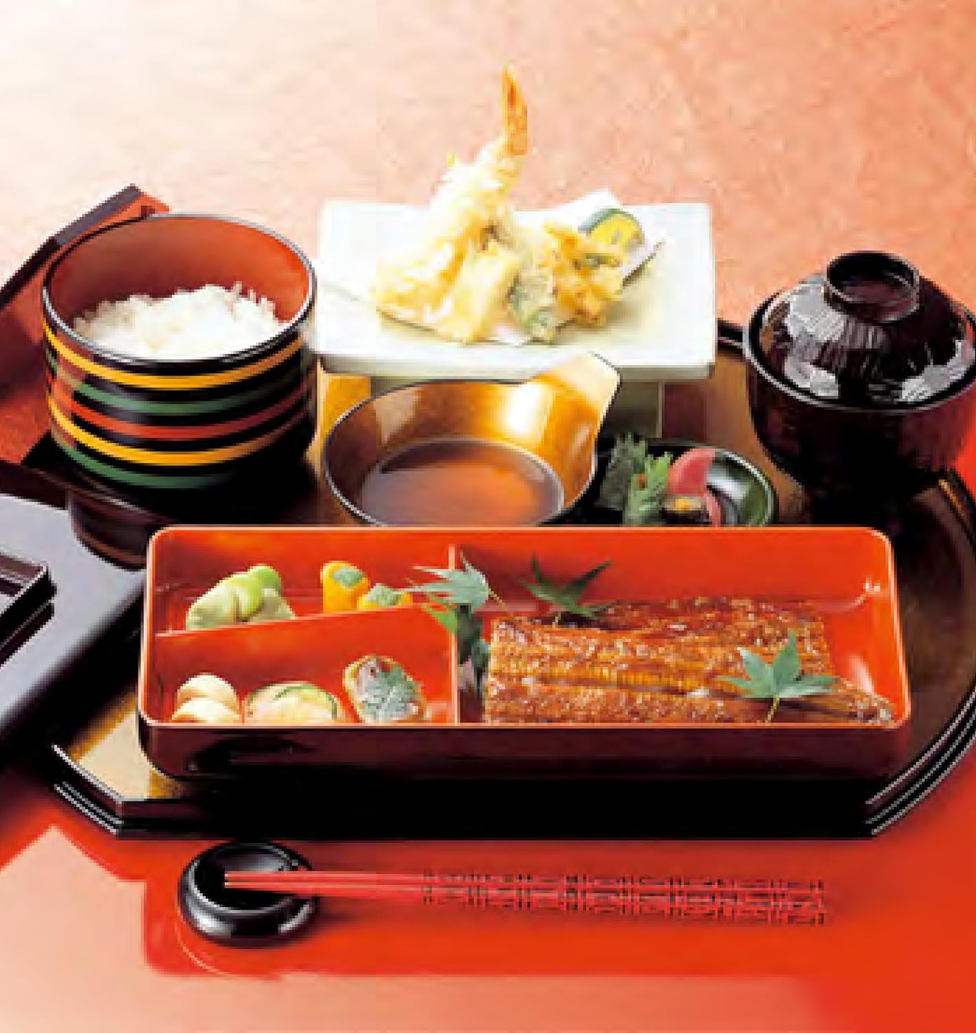 新品未使用　琉球漆器台付四段重 松　竹　梅　鶴　亀 琉球漆器台付四段重 松 竹 梅 鶴 亀