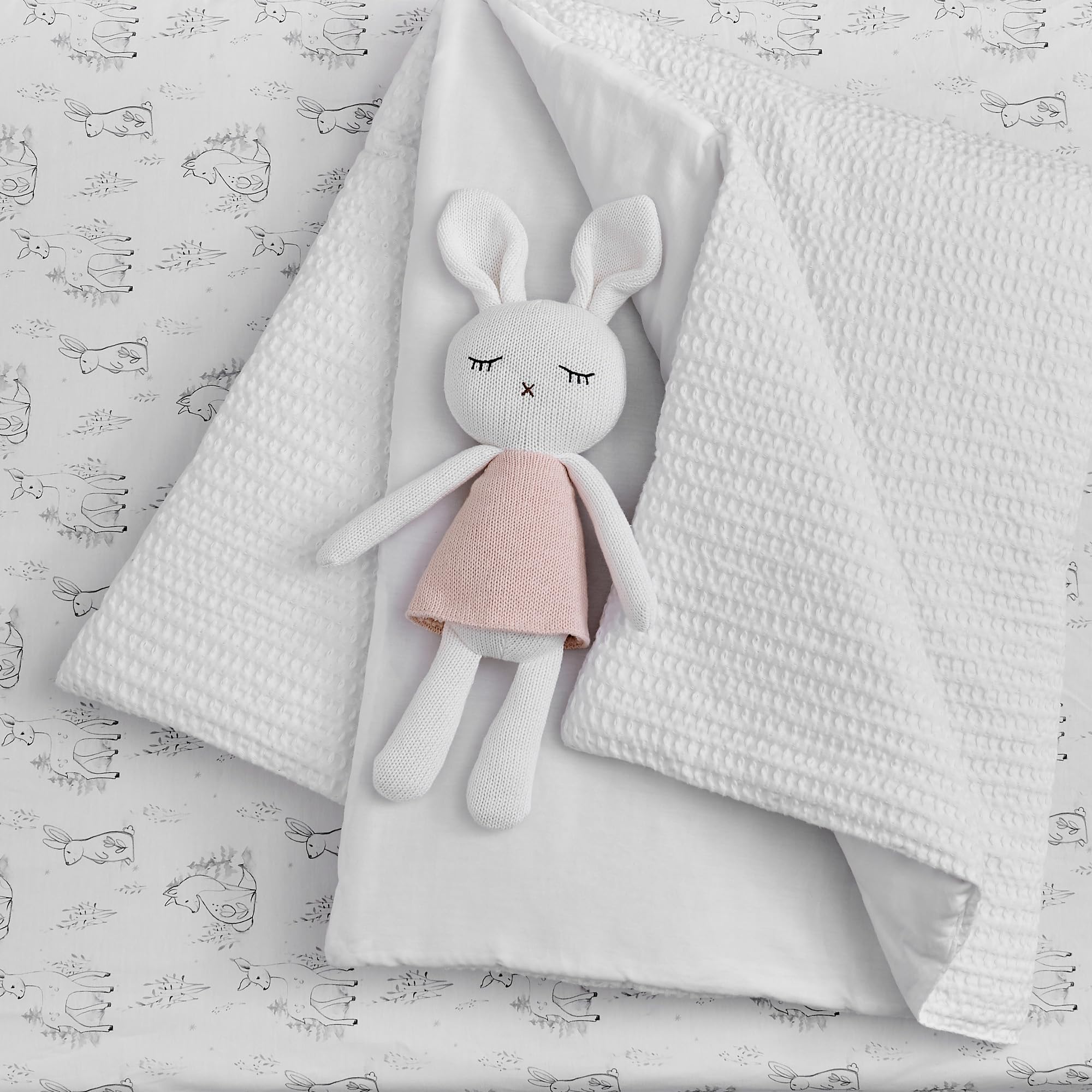 Levtex Baby - Juego de cama para cuna Mills Waffle - Juego de guardería para bebé - Blanco - Waffle texturizado blanco - Juego de 4 piezas que incluye edredón, sábana bajera, volantes y cesta de
