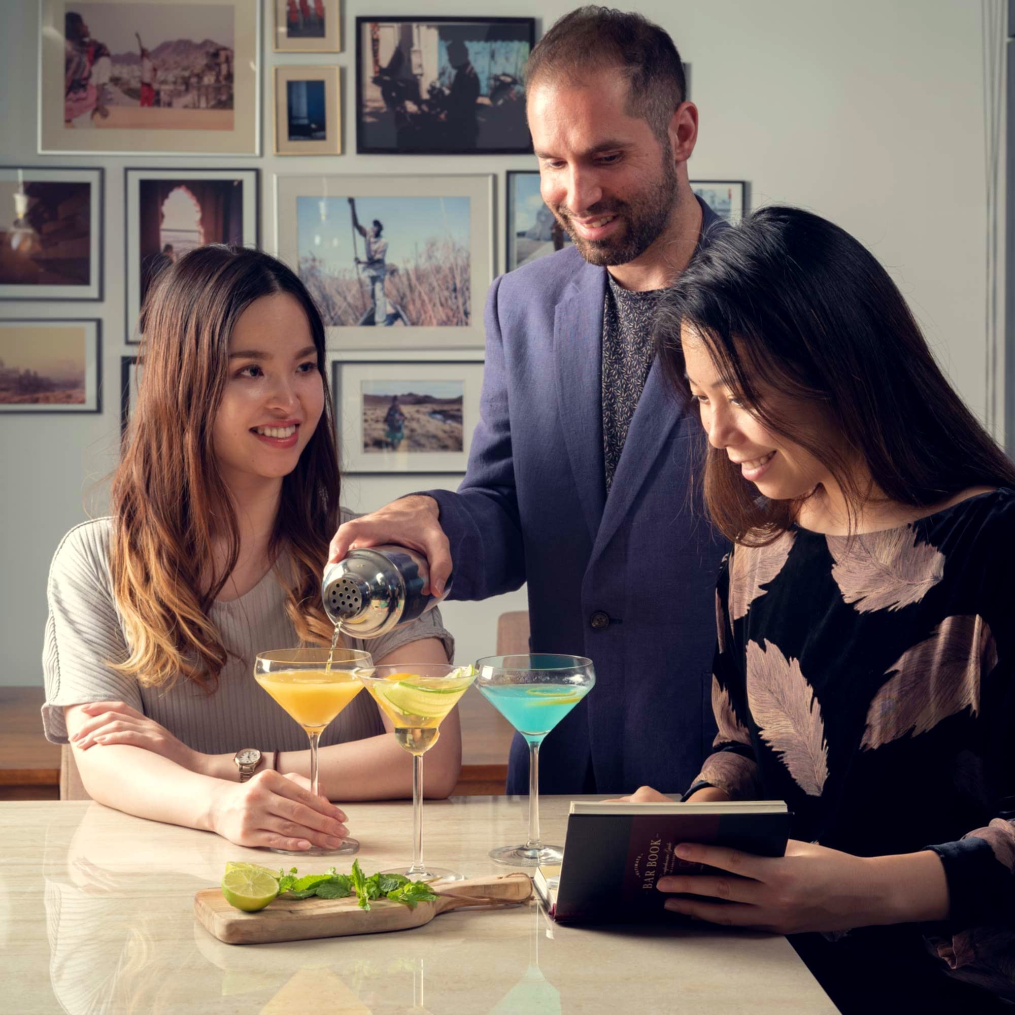 Mayfair Ensemble shaker à cocktail – Grand shaker en acier inoxydable de style Manhattan de 750 ml avec passoire intégrée, double doseur 25/50 et livret de recettes de cocktails |