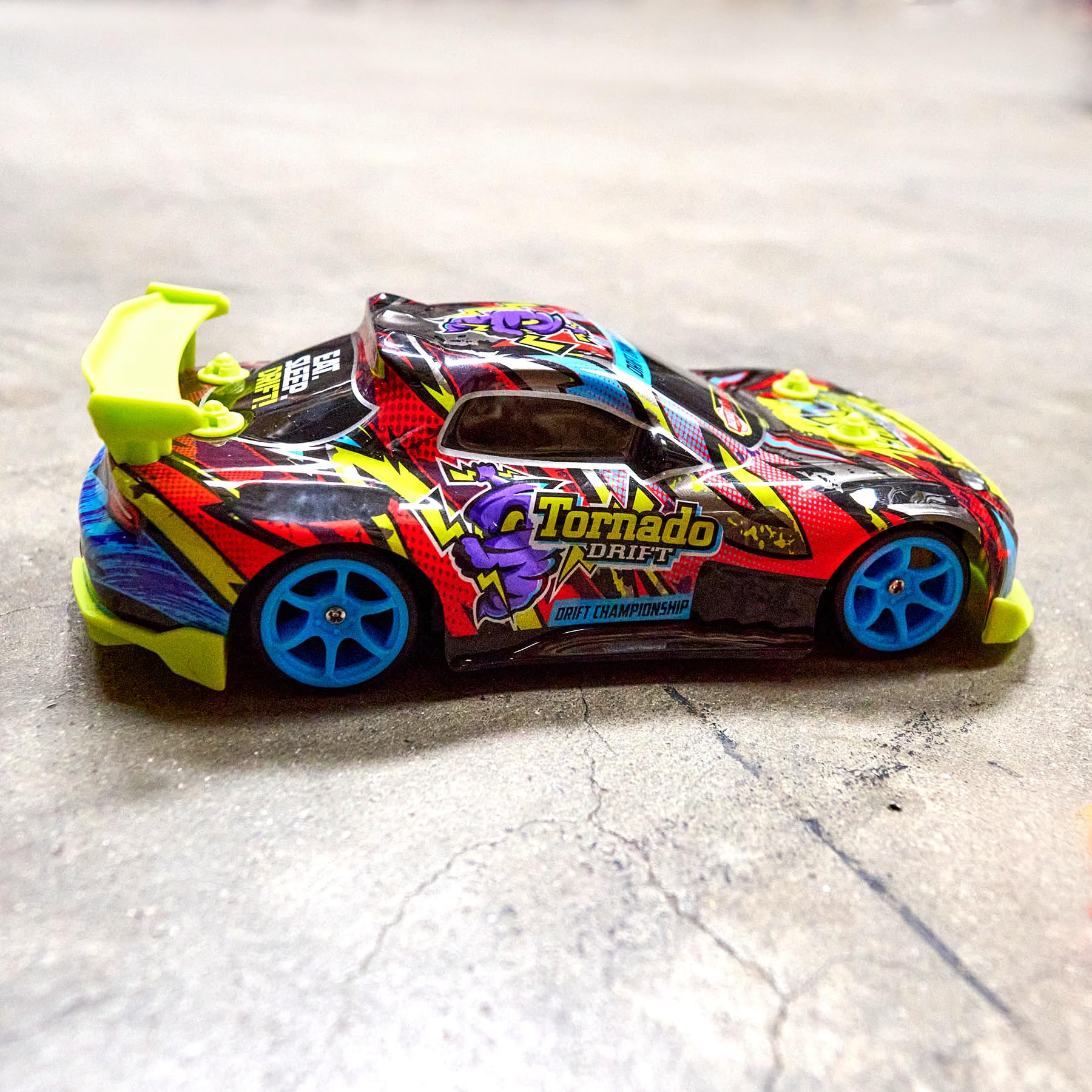Dickie Toys - RC Auto Tornado Drift – zdalnie sterowany samochód od 6 lat z oświetleniem podłogi, pilot zdalnego sterowania 2,4 GHz, akcesoria i baterie, 10 km/h, 4WD