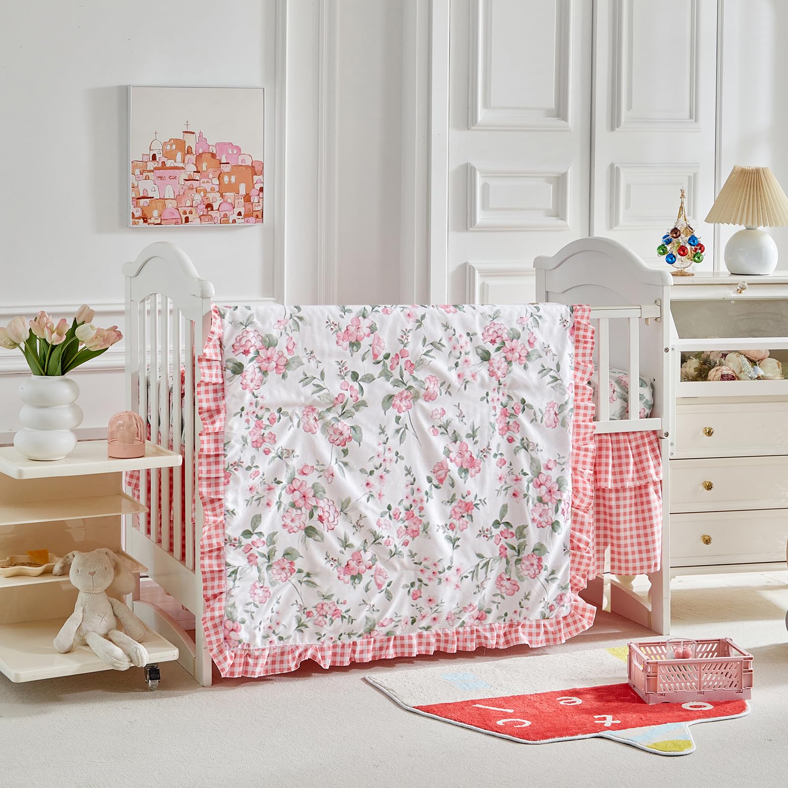 Juego de ropa de cama floral para cuna con volantes, edredón acolchado de flores blancas y rosas con sábana bajera y falda de cama para bebés y niñas, bonito juego de cama con volantes, diseño de