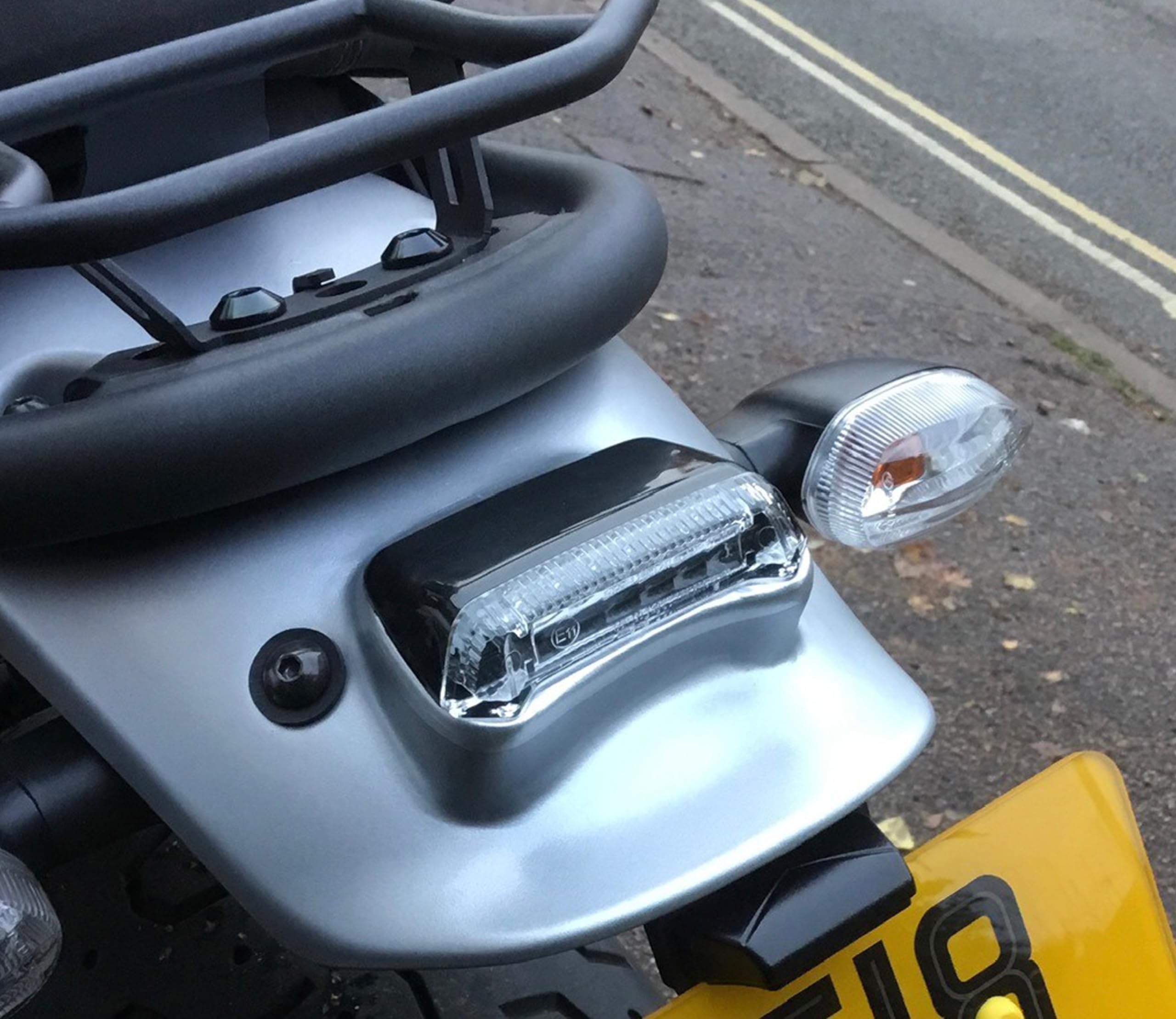 Feu Arrière LED Moto Motocross Supermotard Cafe Racer Roadster Streetfighter Produit Universel Homologué Longeur 91mm. S’adapte Parfaitment Pour Le Top Case