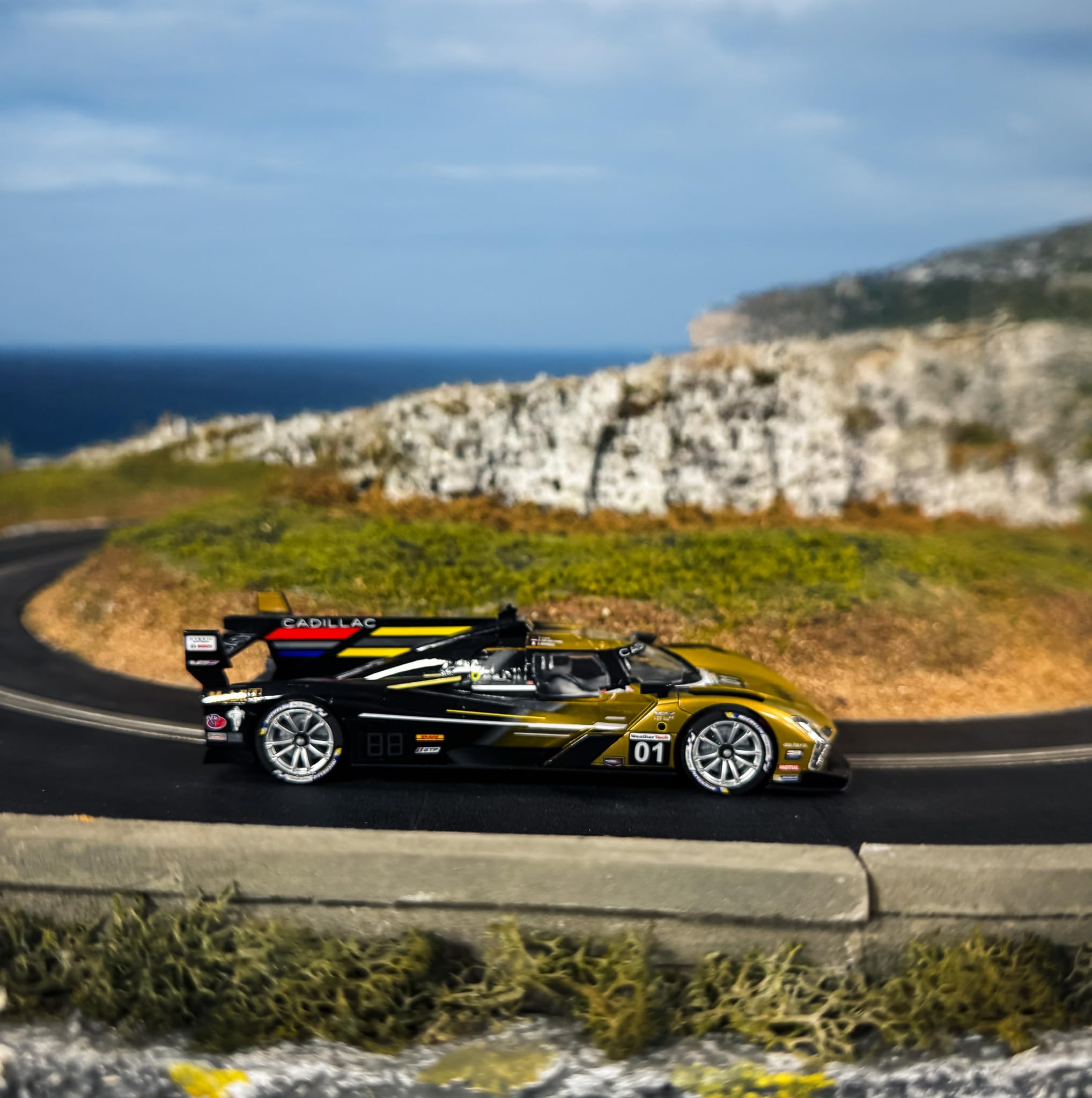 Scalextric - Cars - C4586 Cadillac V-Series.R Cadillac Racing n° 01 12 Heures de Sebring 2024 - Voiture Miniature pour Circuit et Set - Idée Cadeau pour Enfants et Adultes, Accessoires Scalextric