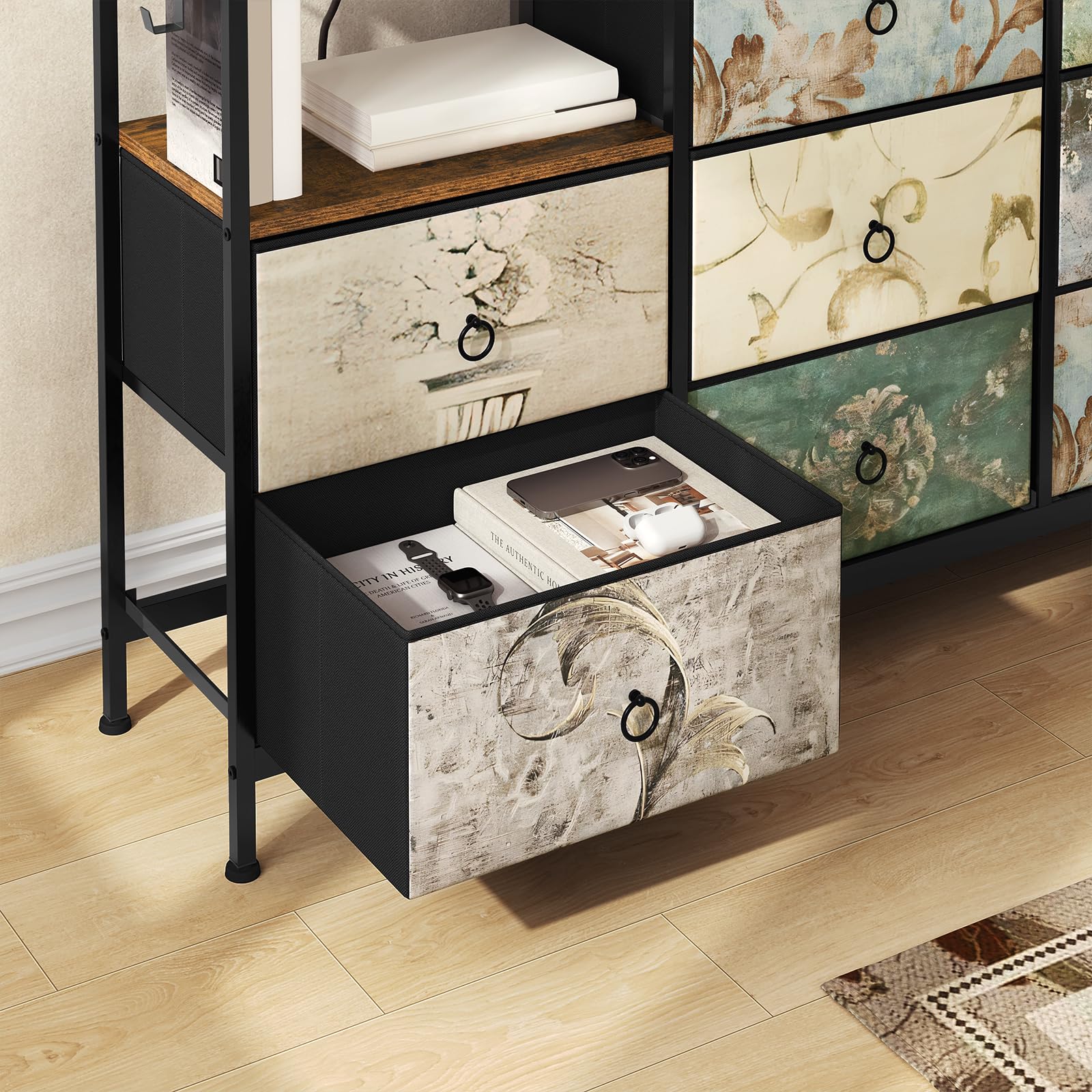 WOLTU Cassettiera a 8 Cassetti in Tessuto, Cassettiera per Camera da Letto, con Sezione di Ricarica e Ganci, Piani Legno e Struttura in Metallo, Marrone Rustico+Nero