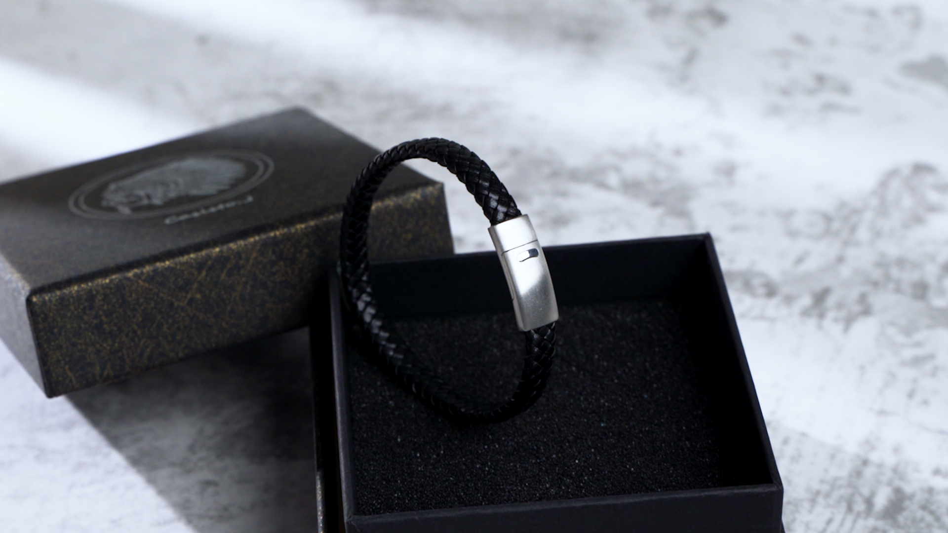 Casisto.J Bracelet Homme - Bracelet Cuir Homme Manchette Tressé à La Main Classique Noir Et Brun Avec Fermoir Magnétique Gravé Cadeau Bijoux Gratuit En Boîte, One Size, Nickel Acier Inoxydable Cuir