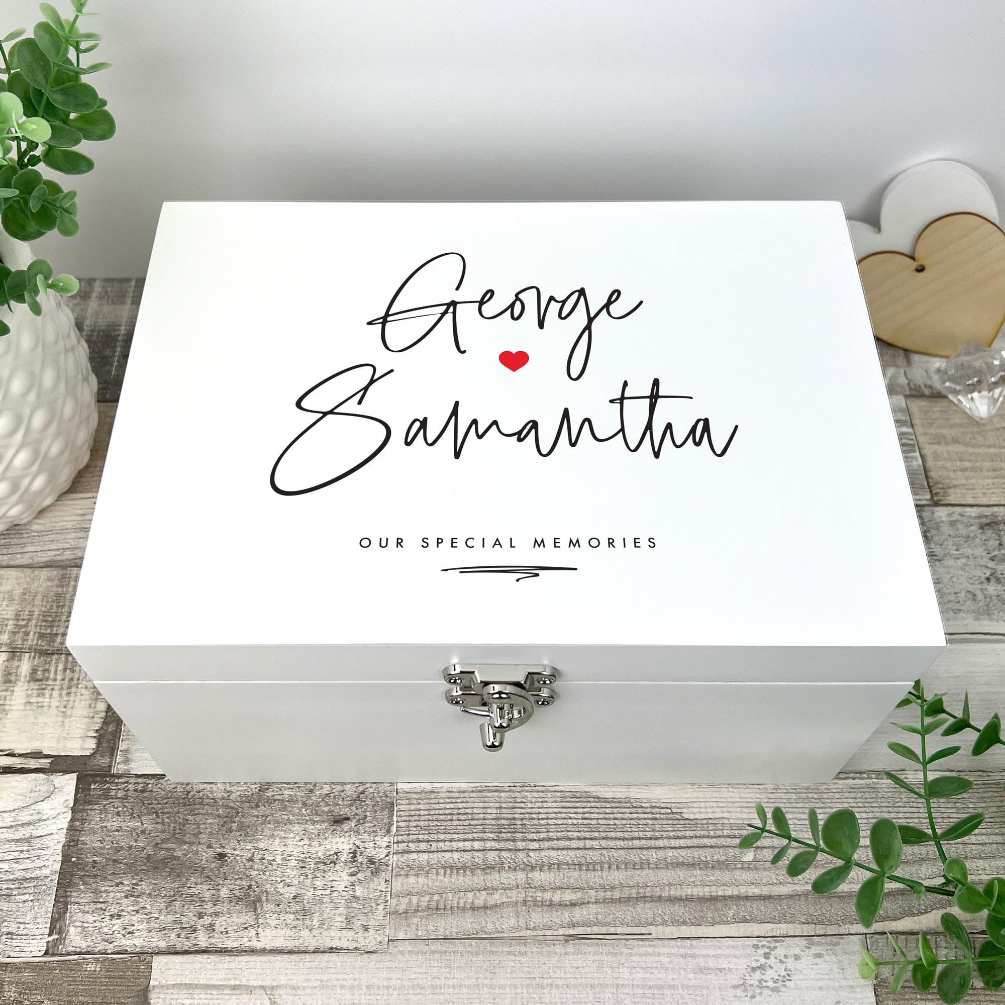 Caja de recuerdos de madera blanca personalizada con nombres de parejas, con bisagras y cierre, regalo de San Valentín, aniversario, boda, 27 cm x 19 cm x 14 cm