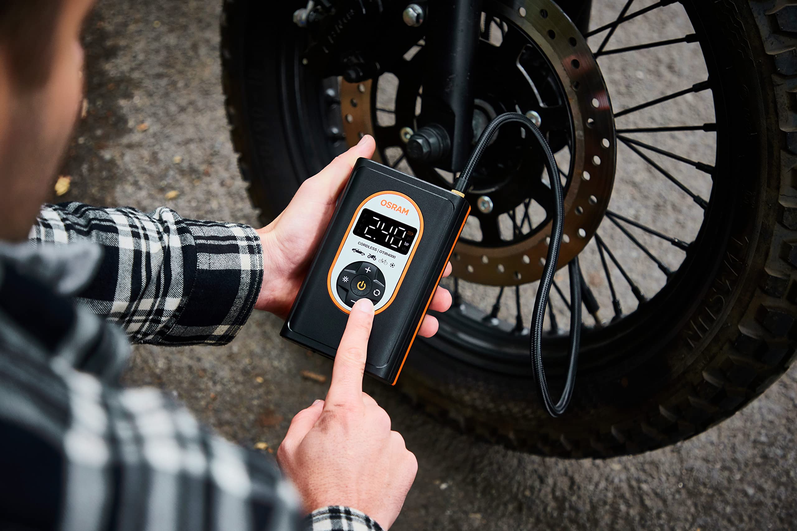 OSRAM TYREinflate 4000 Gonfleur de Pneu sans Fil Rechargeable Compresseur d'air numérique programmable avec arrêt Automatique et gonflage des pneus à lumière LED en 3,5 Minutes | d'air numérique programmable avec arrêt Automatique et gonflage des pneus à