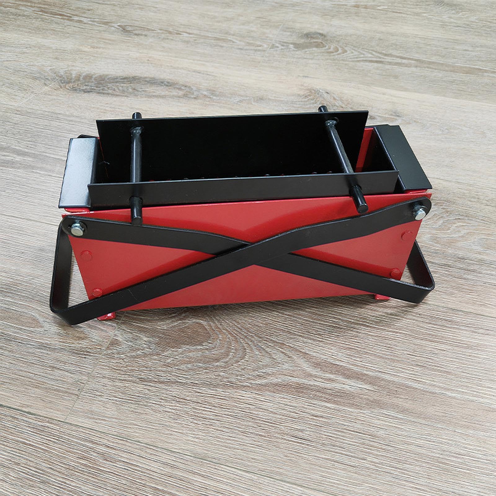 Piccola macchina per bricchette di giornali, prodotto pratico ed efficiente per creare blocchi di carta compatti per riscaldare ovunque. Macchina per pressatura