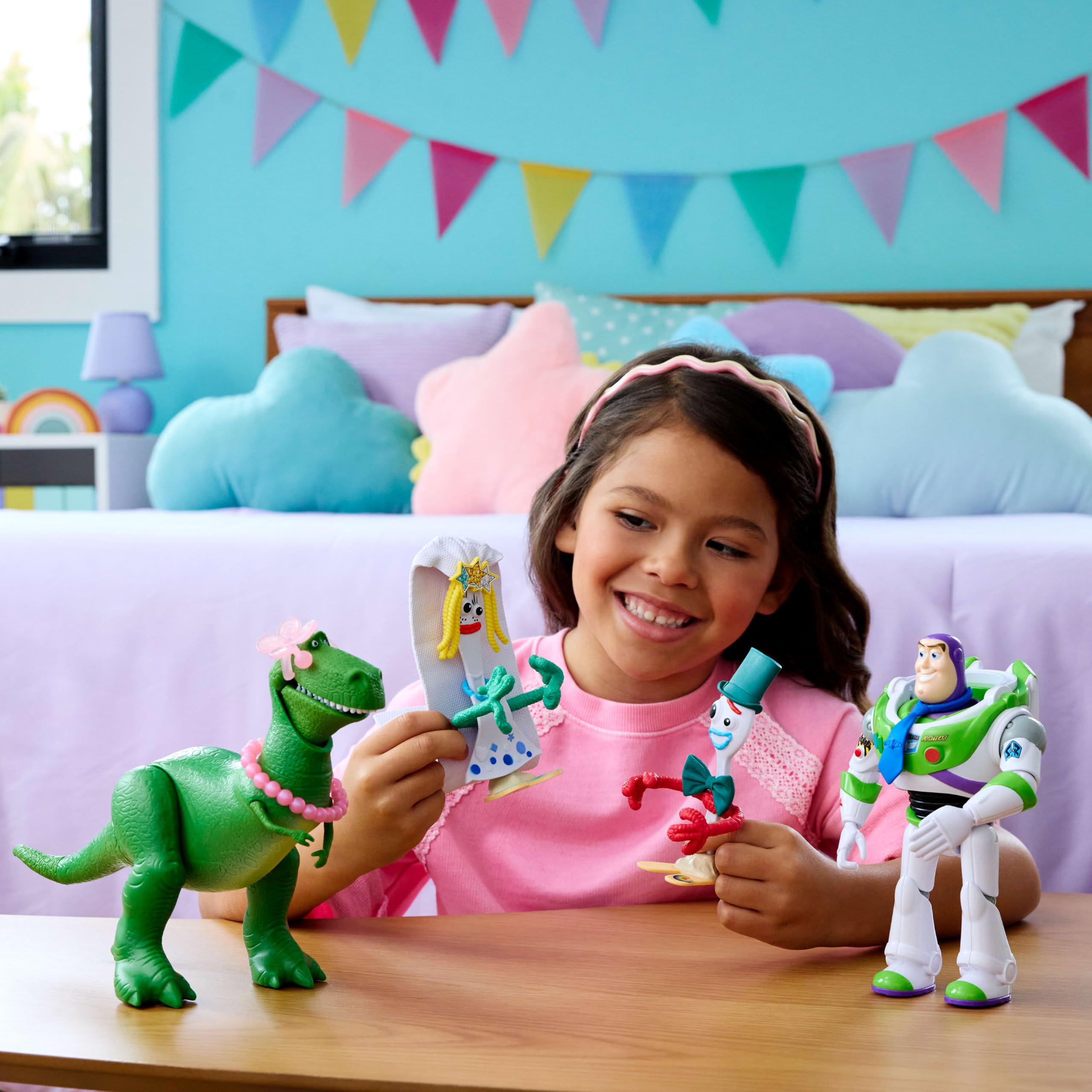 Mattel Disney Pixar Toy Story 5 - "Che cos'è un matrimonio?", set ispirato alla scena del film con Forky e Karen Beverly in abiti da cerimonia, insieme a Buzz Lightyear e Rex, JKV22