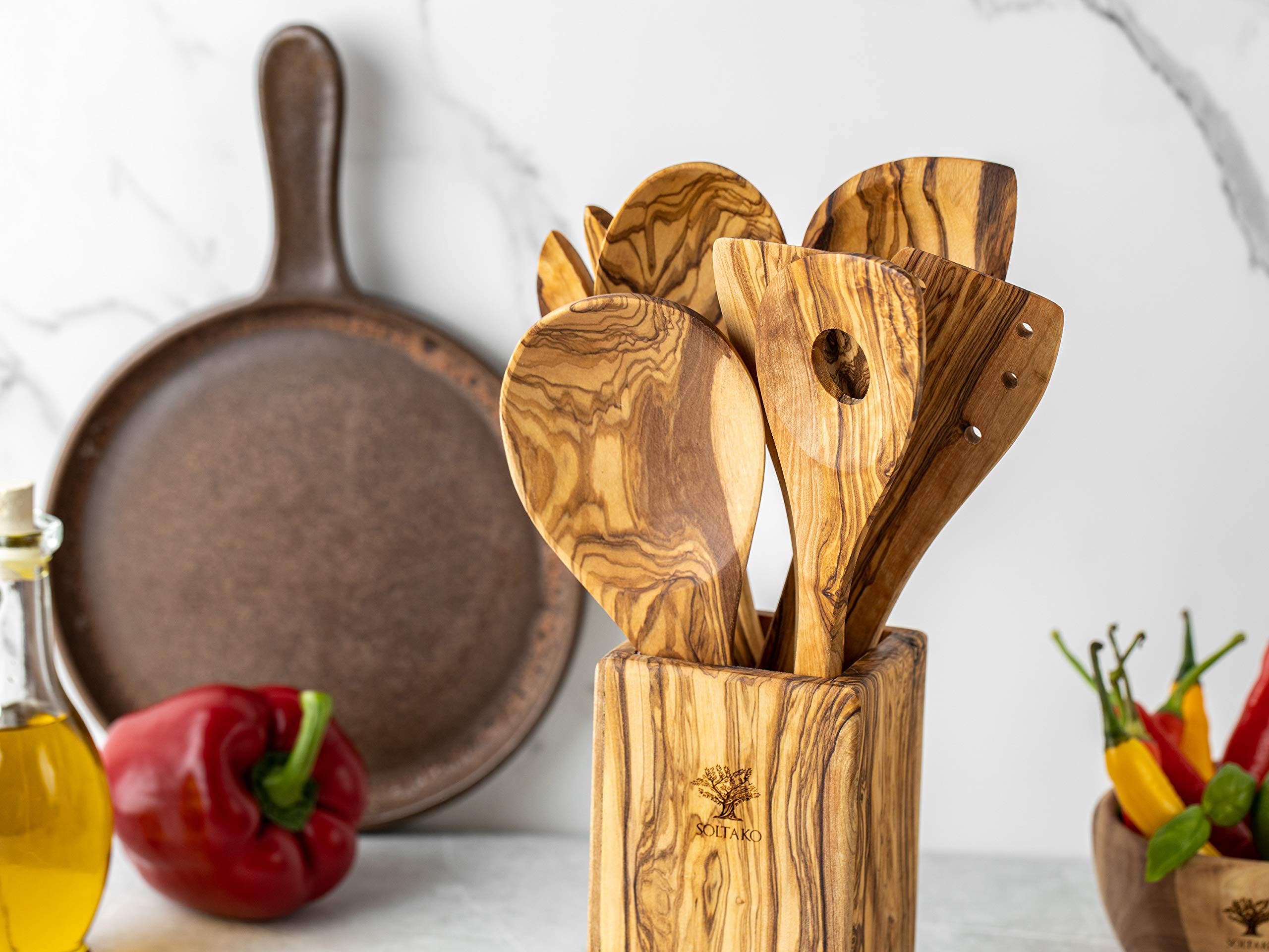 SOLTAKO Ustensiles de Cuisine avec Support, Lot de 7 Cuillères de Cuisine, Spatules, Palettes, Cuillères, Couvert à Salade en Bois d’Olivier Brut, Cuisine Accessoires 30cm