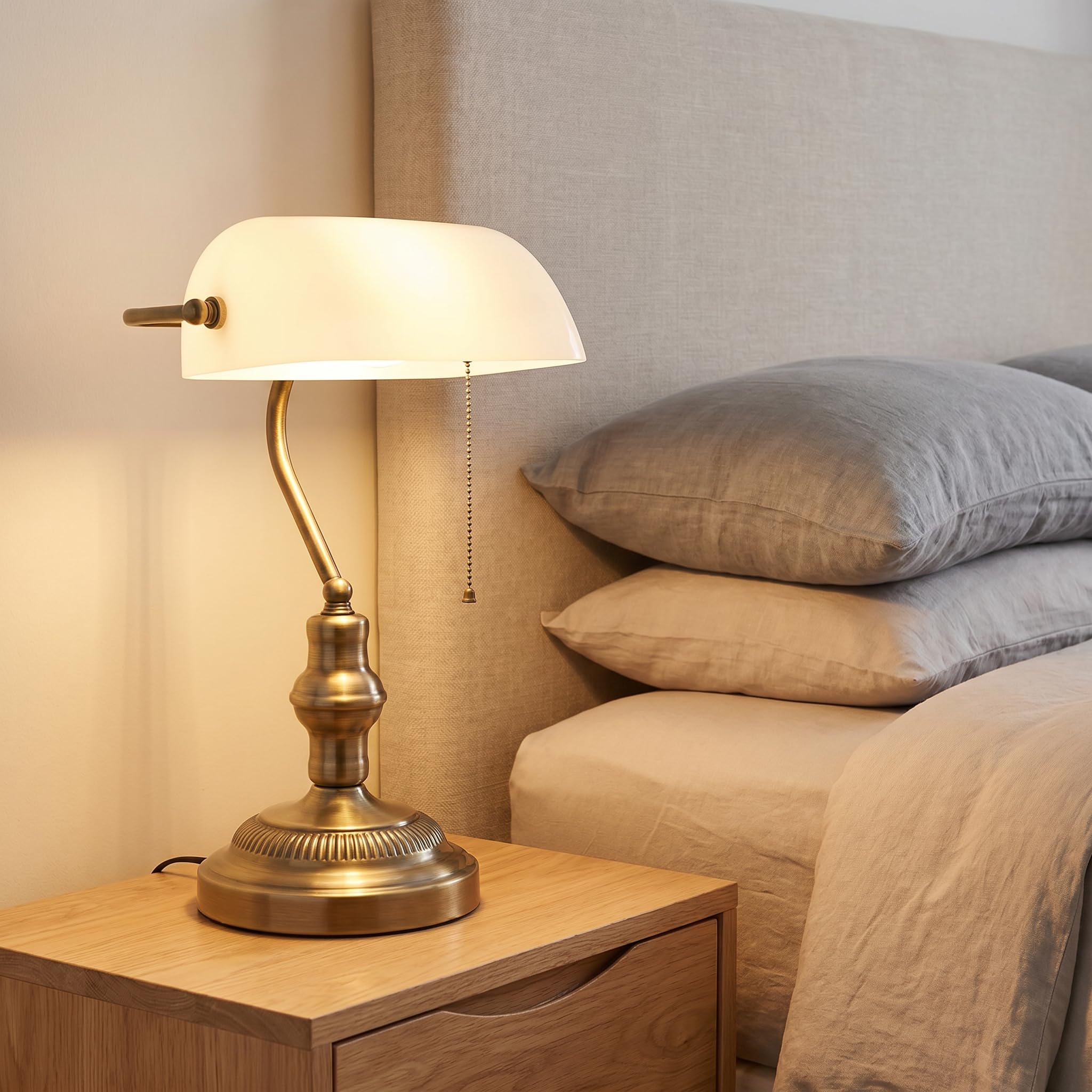 BARCELONA LED Tischlampe Vintage BANKIER E27 – Retro Schreibtischlampe mit weißem Glasschirm, Metallfuß in Messing/Chrom/Nickel, Ideal für Büro, Arbeitszimmer, Wohnzimmer und Restaurant
