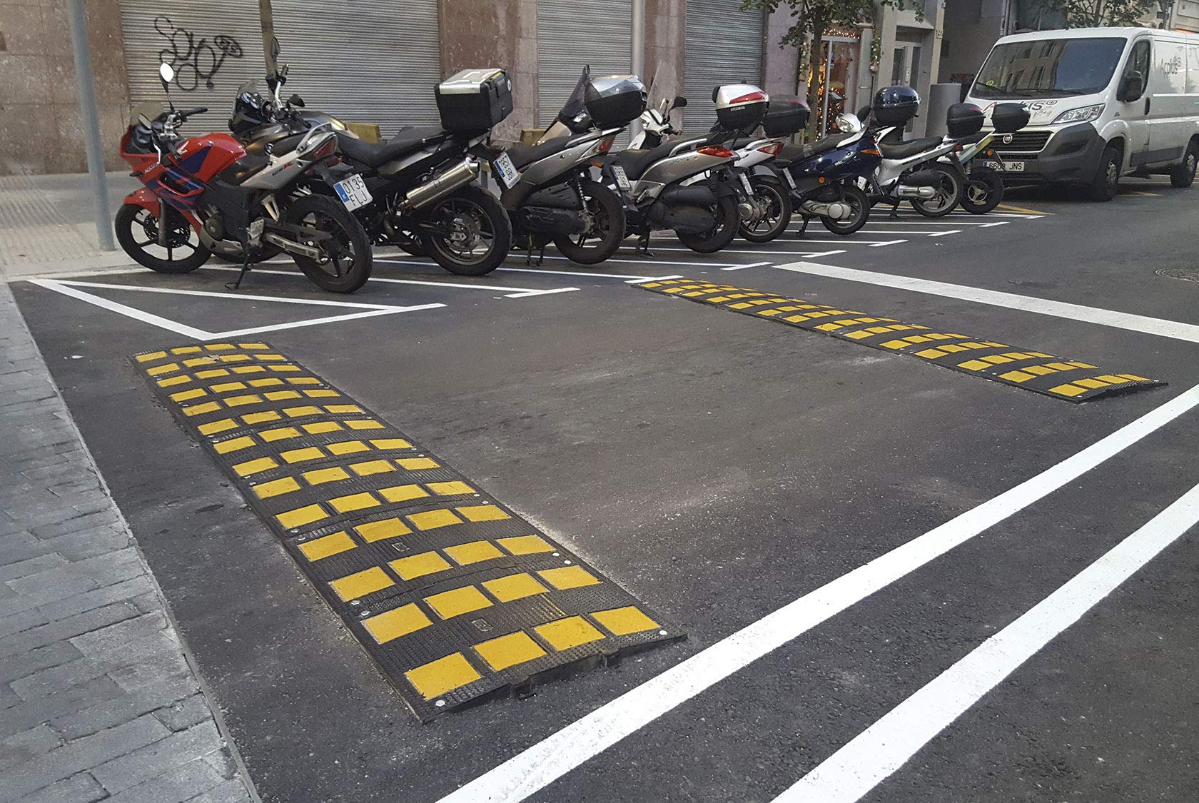 ADO - Kit de 3 bandas reductoras de velocidad de caucho 600x470x 30mm. Badén reductor de velocidad de calle.Incluye tornillería