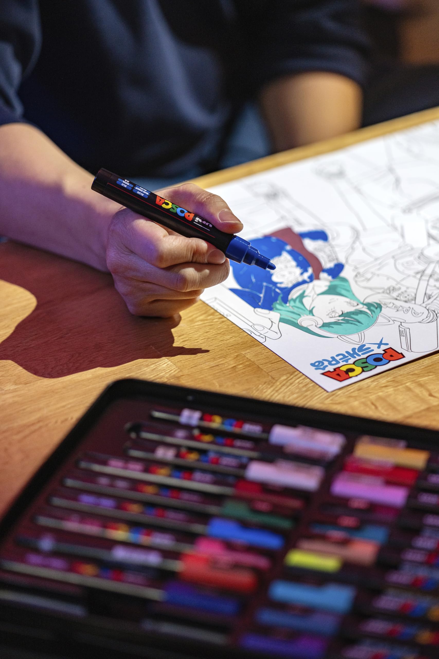 Posca Uni Valigetta Metallo 20pz Marcatori Pennarelli Assortiti Manga Hero | Pennarello con punte da 0,7-2,5 mm, inclusi poster e adesivi