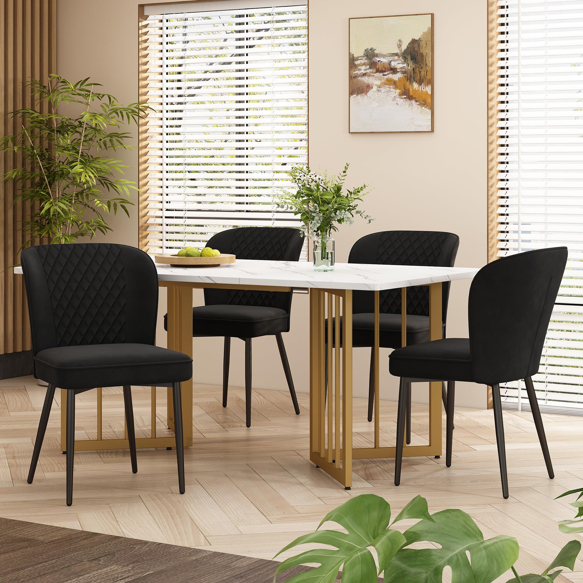 Mesa de comedor con tablero blanco y sillas de terciopelo negro de diseño