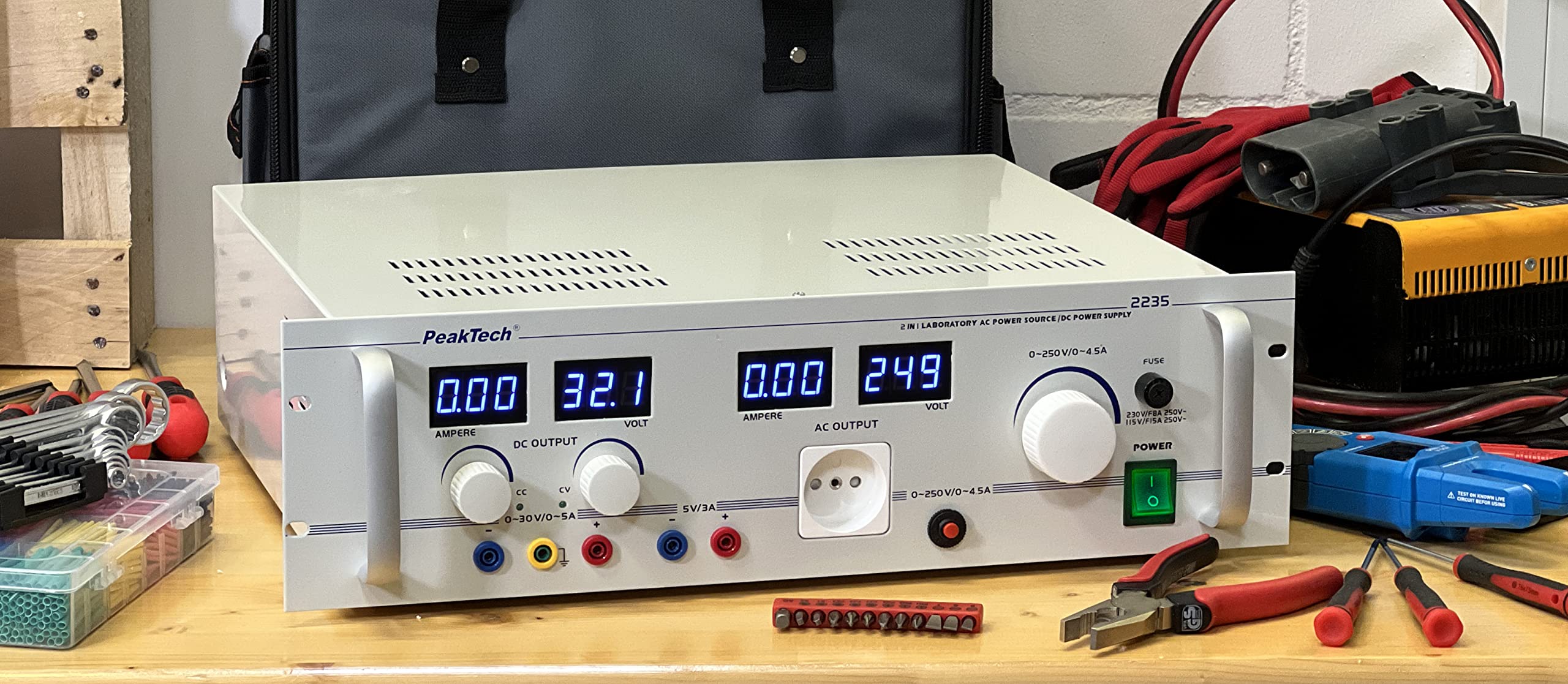 PeakTech P 2235 – Professionelles Labornetzgerät – Netzgerät regelbar von 0-250V 5A AC / 30V 5A DC – Labornetzteil für Labor Stromversorgung 19" Rack Einbaufähig – Mit Typ C-Steckdose und 4mm Buchsen