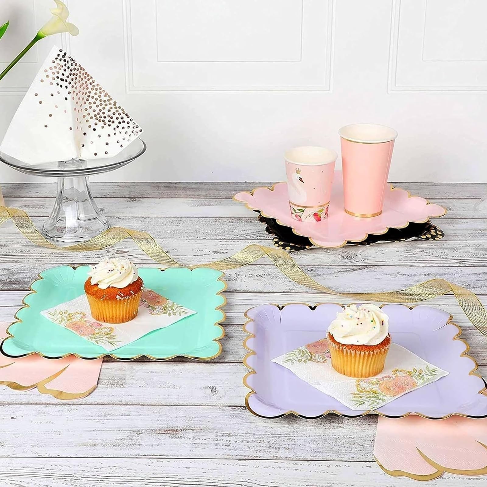 Assiettes en carton pastel avec feuille d'or festonnée (22,9 cm, lot de 48)
