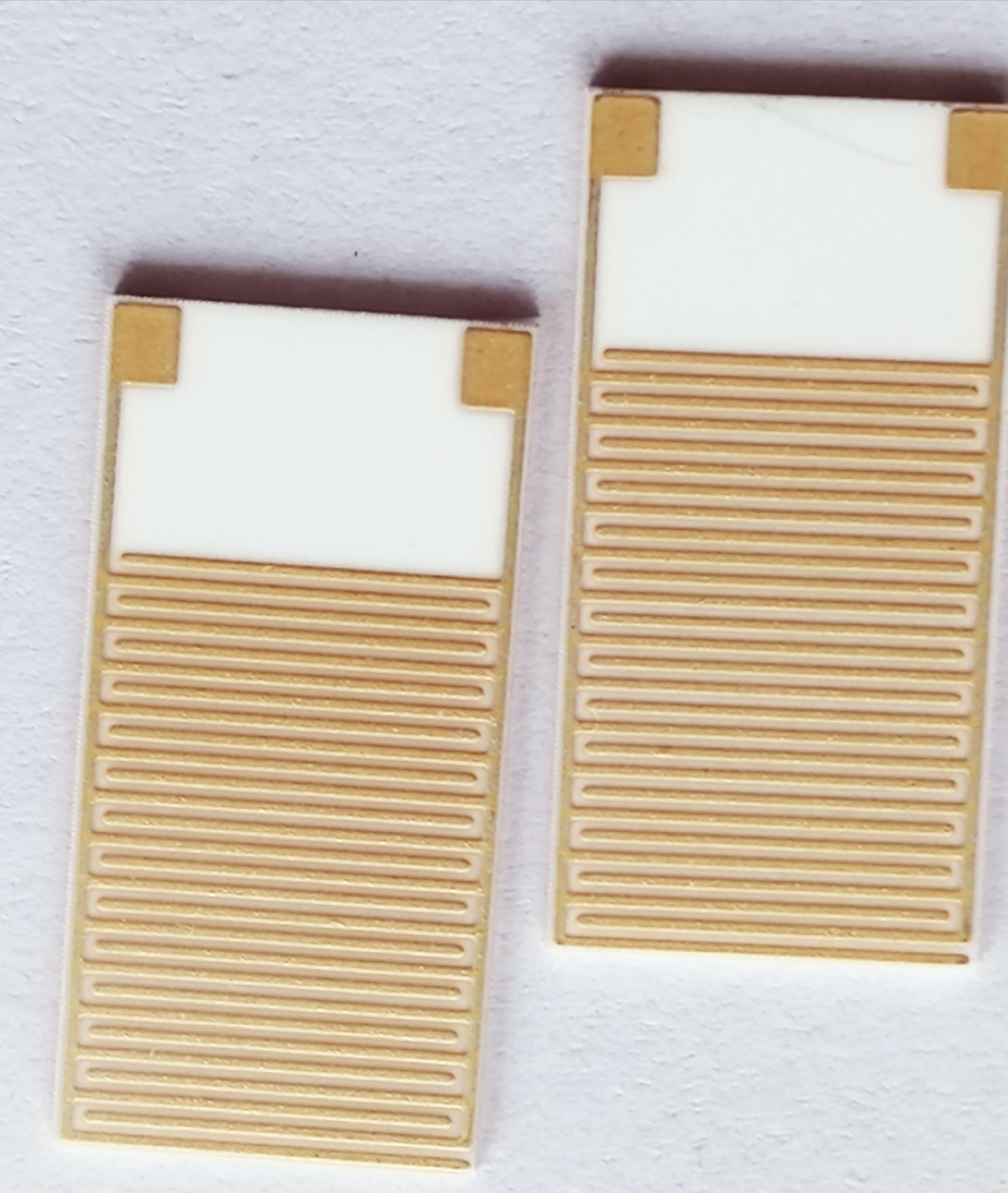 Electrodo de oro interdigitado de cerámica de alúmina (IDE) - Paquete de 1, 20 x 10 x 0,635 mm