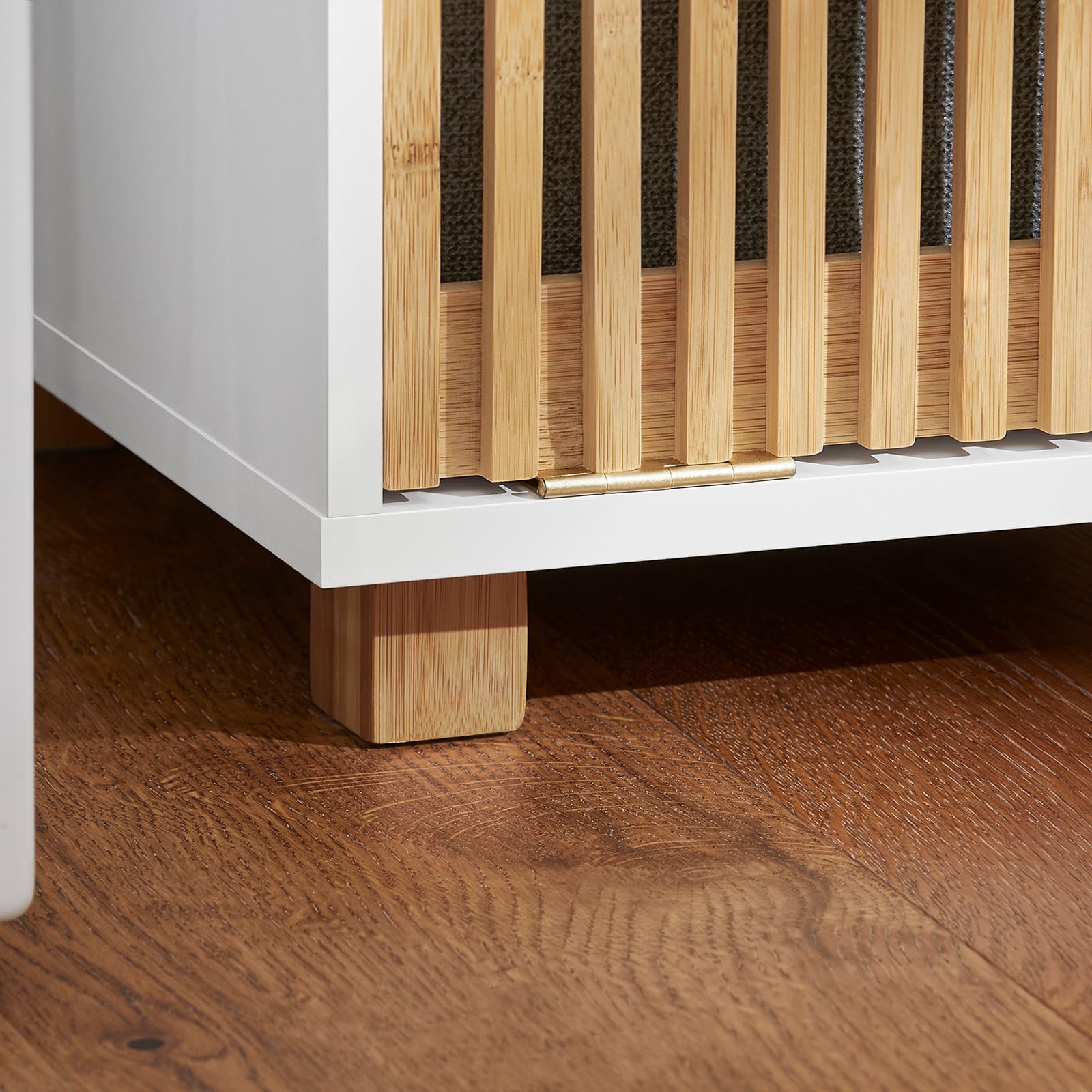 SoBuy Badezimmerschrank mit Wäschekorb für Badezimmer 32x85x33cm Weiß-Natur | Kompakter Badschrank mit Wäschesack, Platzsparend – Wäscheschrank – Badmöbel aus MDF und Bambus, BZR126-W