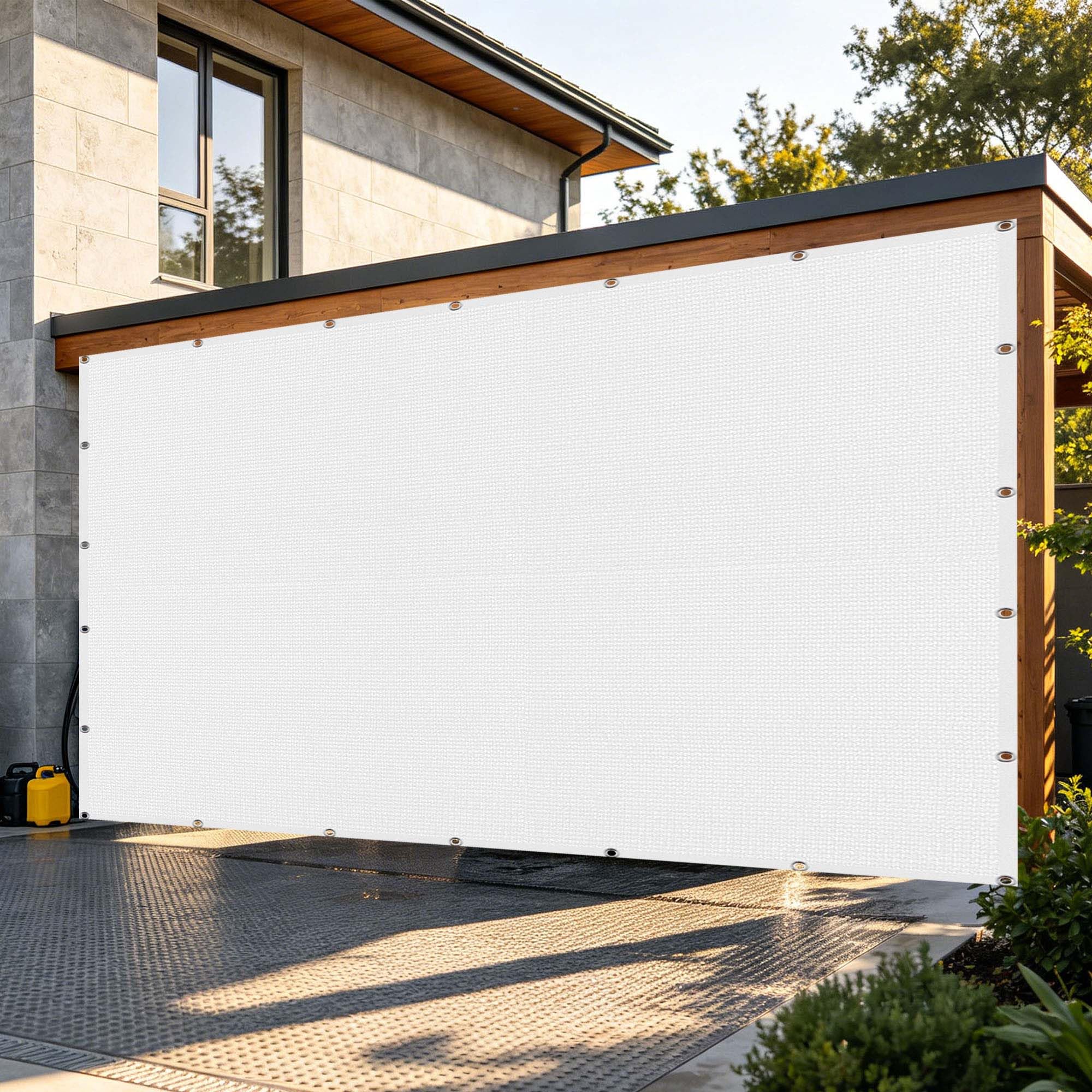 Filet d'ombrage blanc pour protéger le jardin et la pergola du soleil