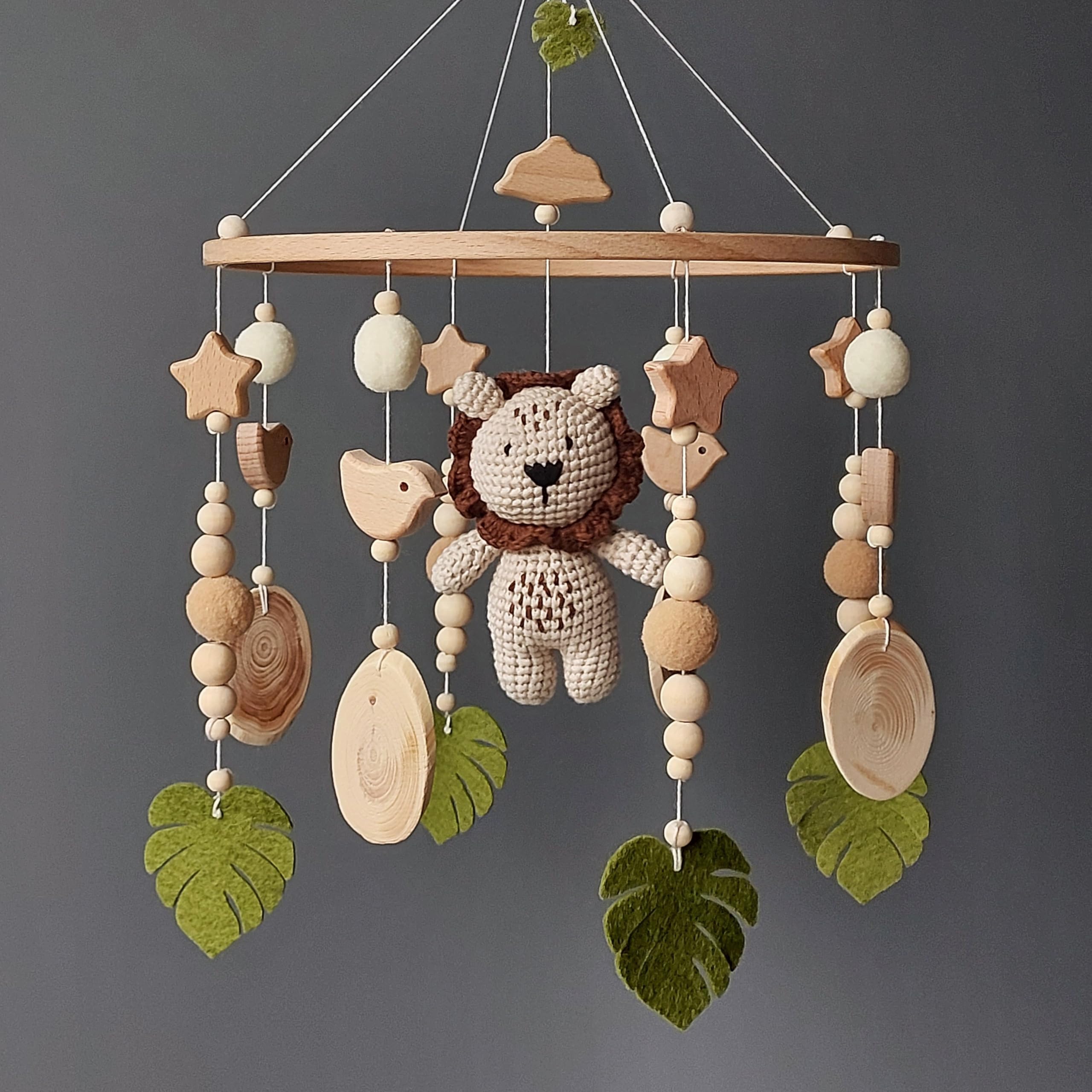 Häkel Baby Mobile mit Löwe – Safari Dschungel Mobile fürs Babybett - Handgemachtes Krippen-Mobile mit Rassel - Neutrale Babyzimmer - Deko Geschenk zur Geburt
