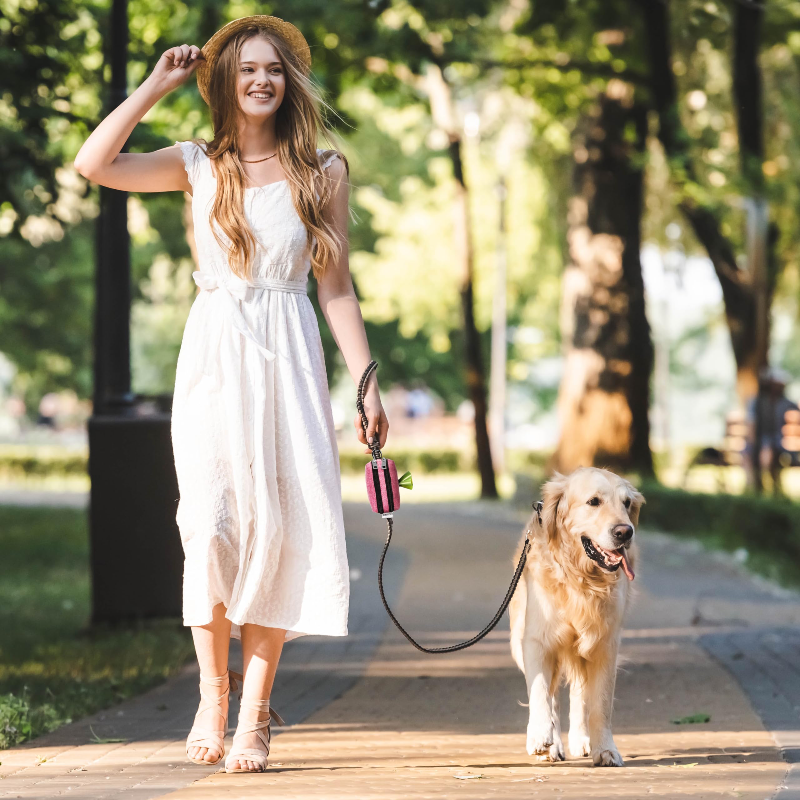 Dispensador de bolsas para excrementos de perro y soporte para todas las correas. 2 bolsas impermeables para bolsas de basura de mascotas y accesorios para pasear perros + 1 rollo gratis. Leashrr 2.0